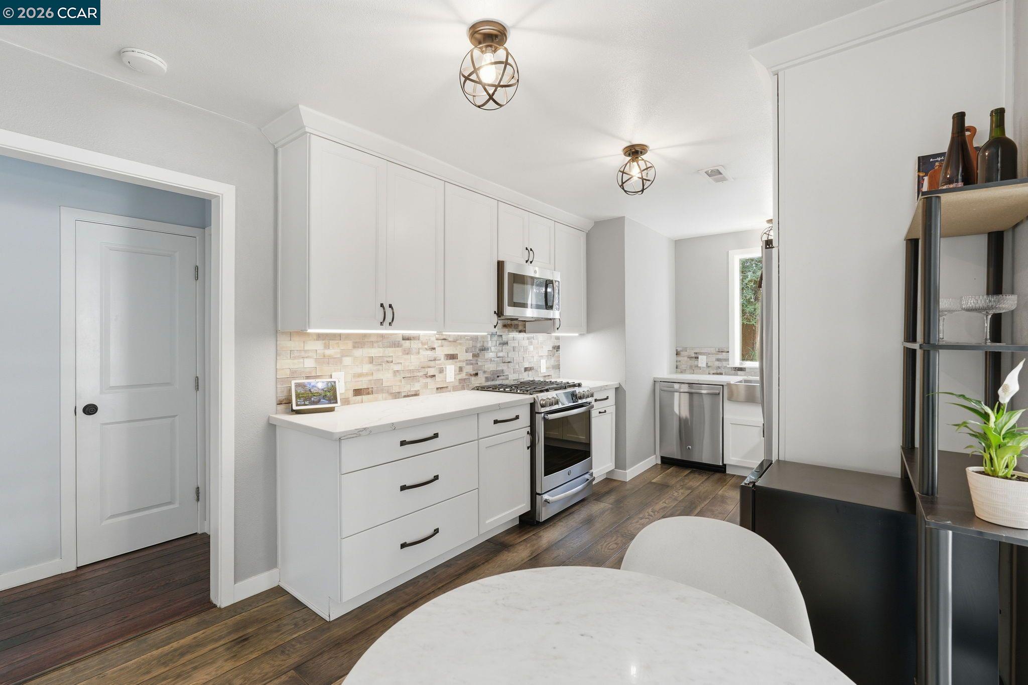 Detail Gallery Image 6 of 28 For 2105 Holbrook Drive, Concord,  CA 94519 - 3 Beds | 2 Baths