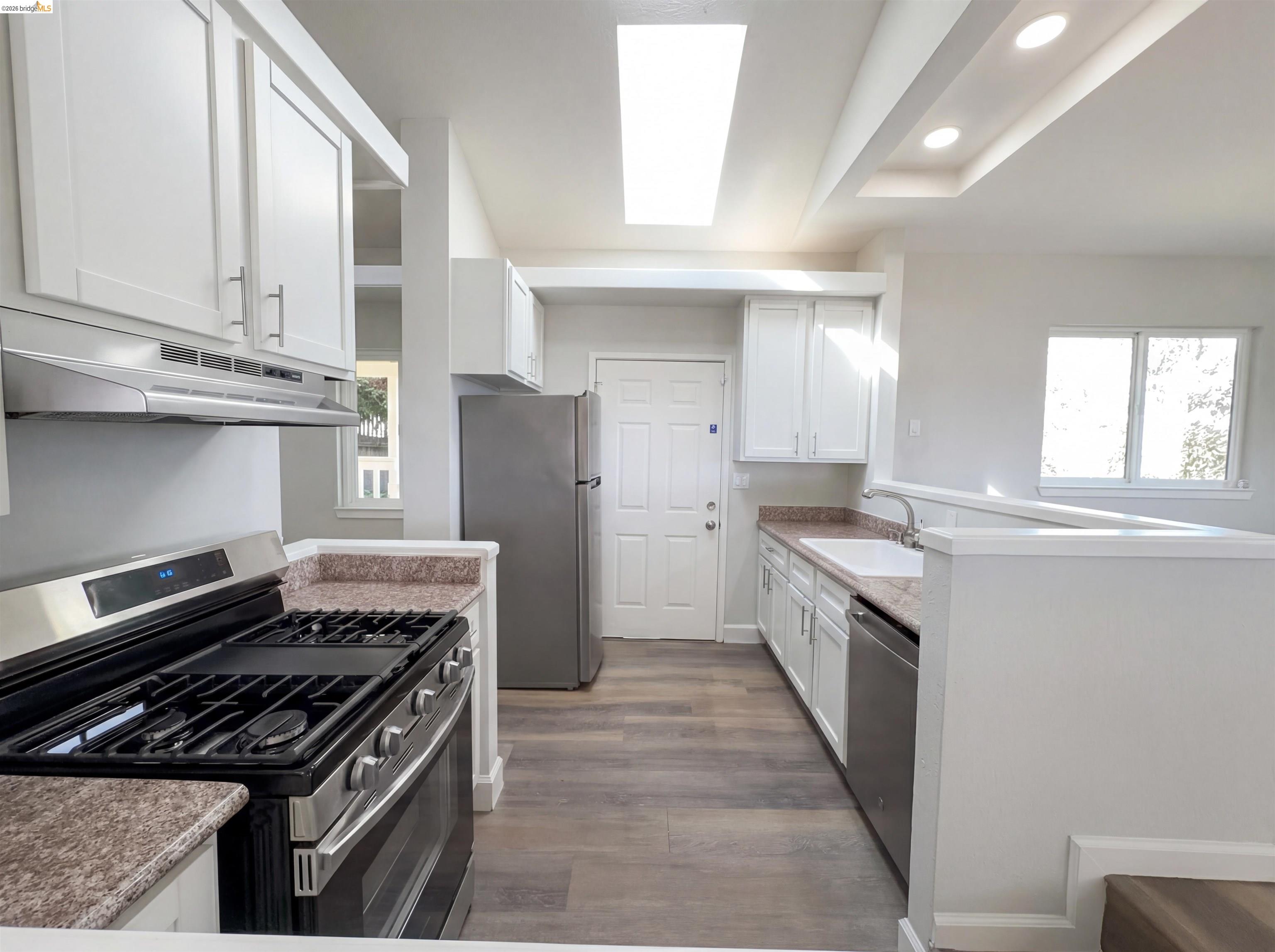 Detail Gallery Image 2 of 42 For 2291 Yale St, Martinez,  CA 94553 - 2 Beds | 2/1 Baths