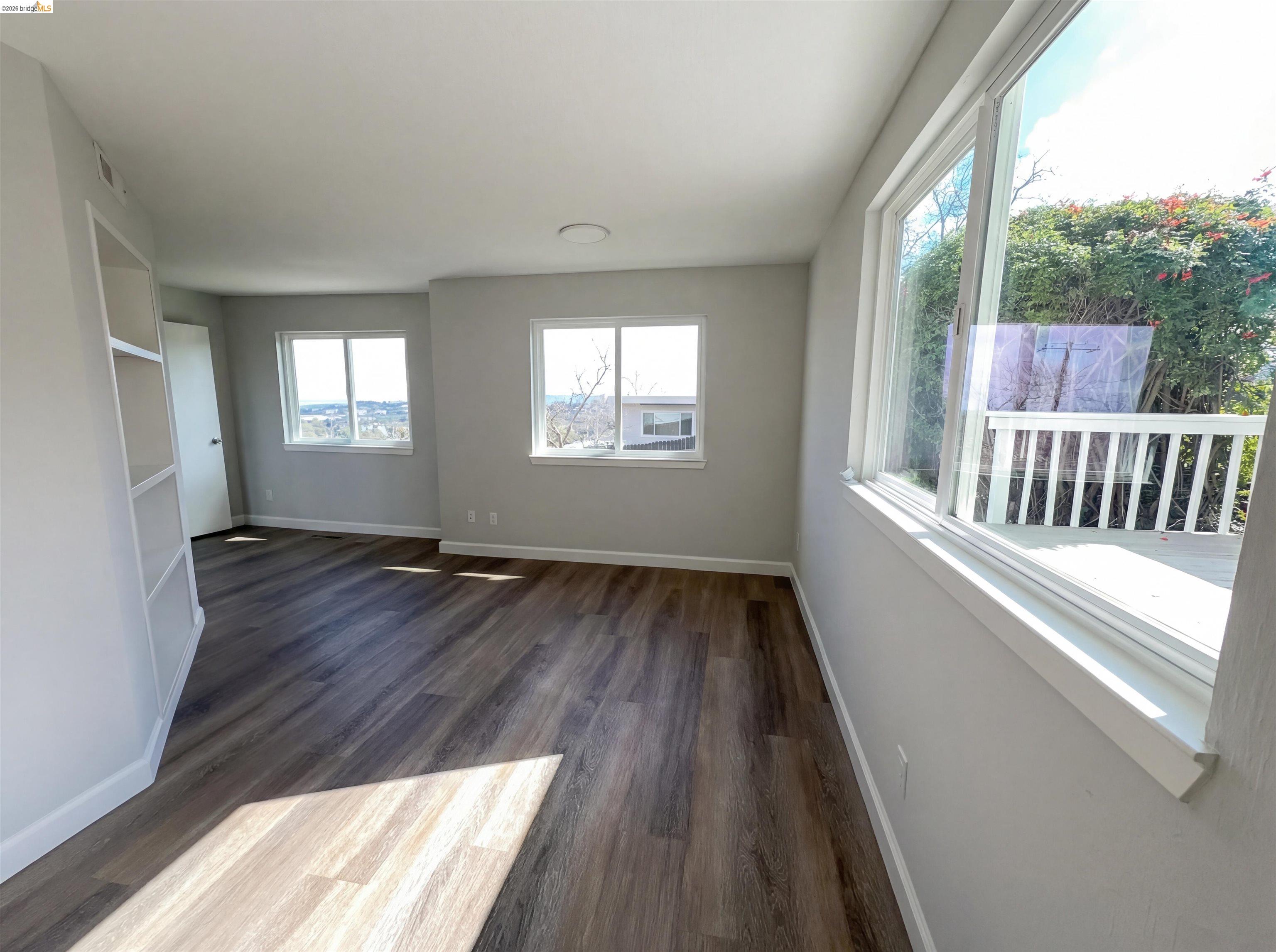 Detail Gallery Image 4 of 42 For 2291 Yale St, Martinez,  CA 94553 - 2 Beds | 2/1 Baths