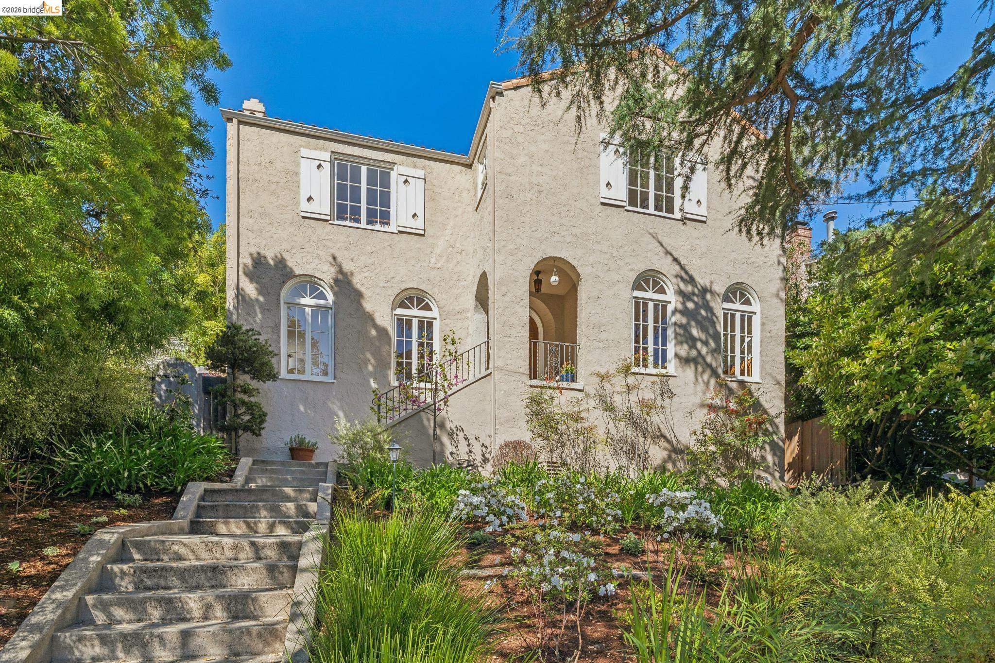 Detail Gallery Image 2 of 59 For 900 Rosemount Rd, Oakland,  CA 94610 - 3 Beds | 2 Baths