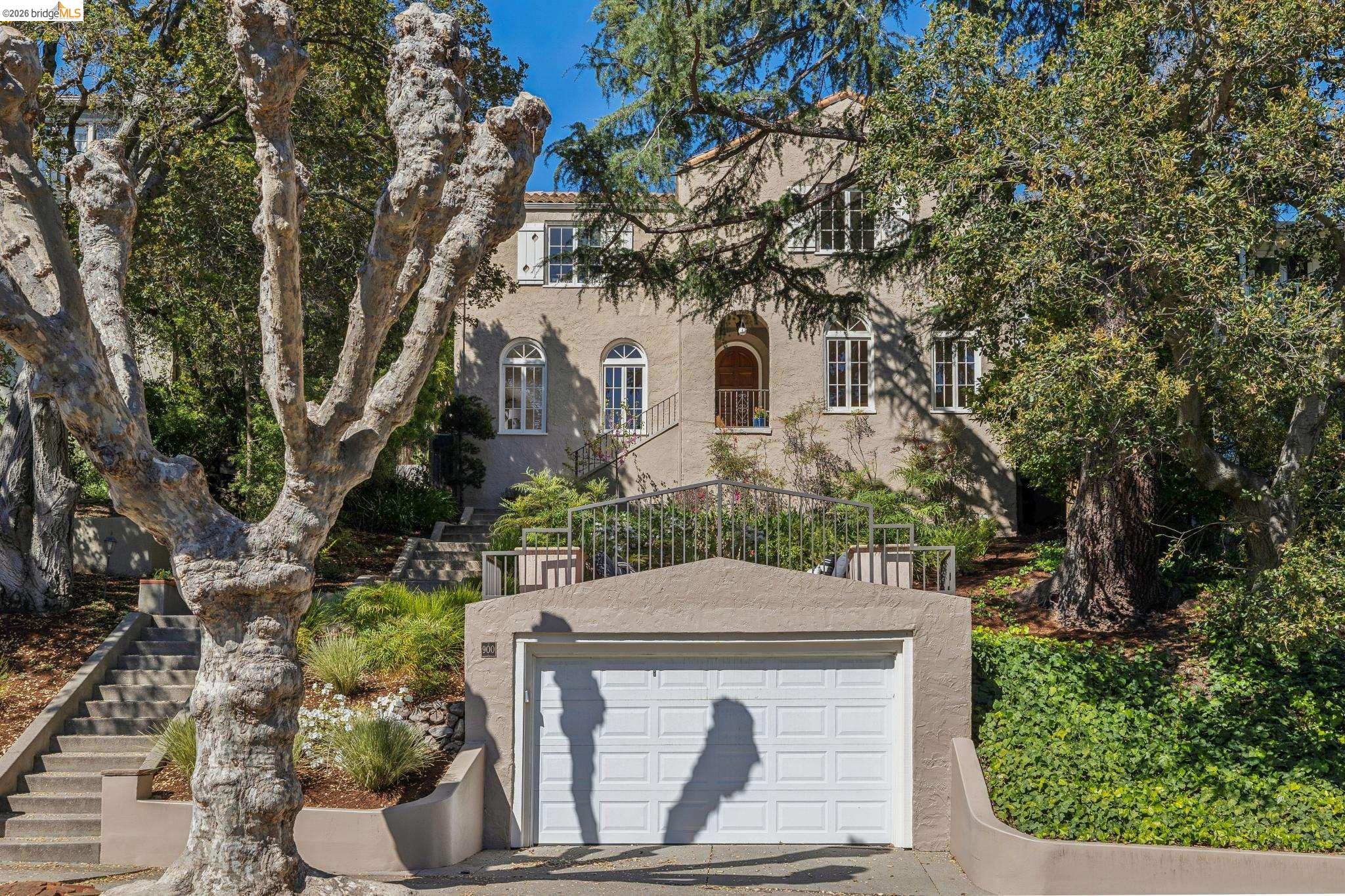 Detail Gallery Image 3 of 59 For 900 Rosemount Rd, Oakland,  CA 94610 - 3 Beds | 2 Baths