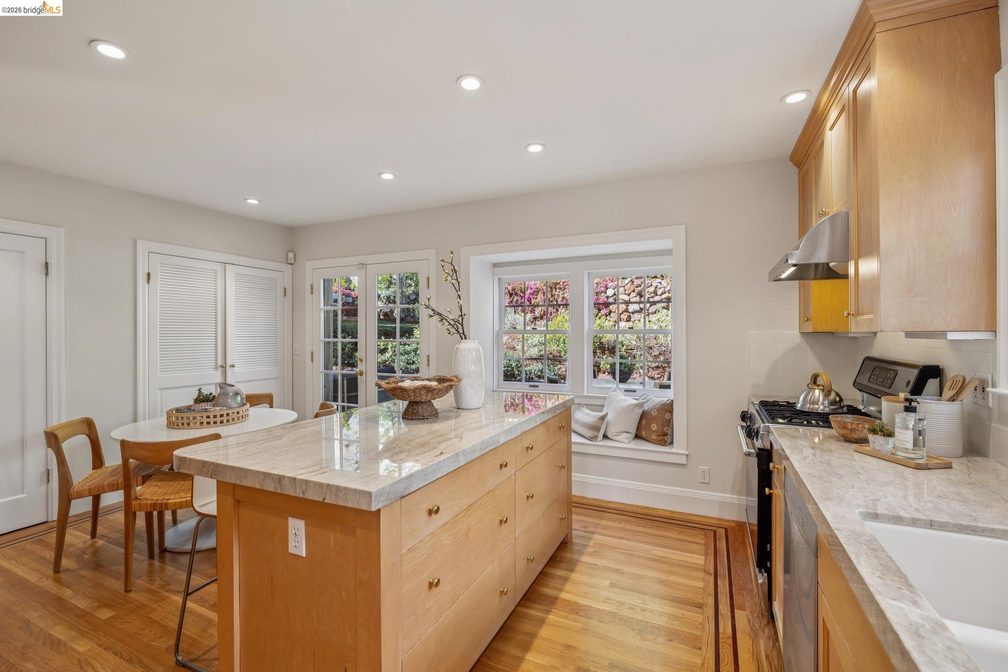 Detail Gallery Image 29 of 59 For 900 Rosemount Rd, Oakland,  CA 94610 - 3 Beds | 2 Baths