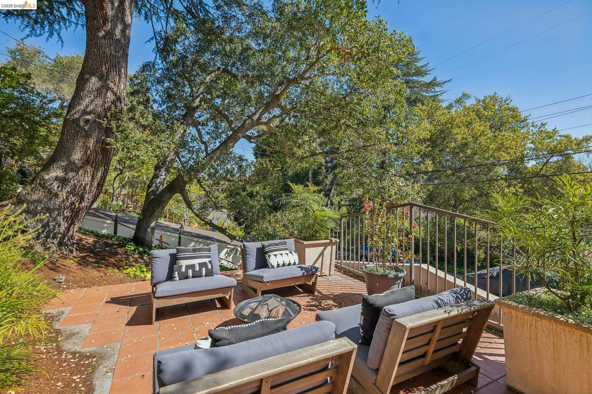 Detail Gallery Image 4 of 59 For 900 Rosemount Rd, Oakland,  CA 94610 - 3 Beds | 2 Baths