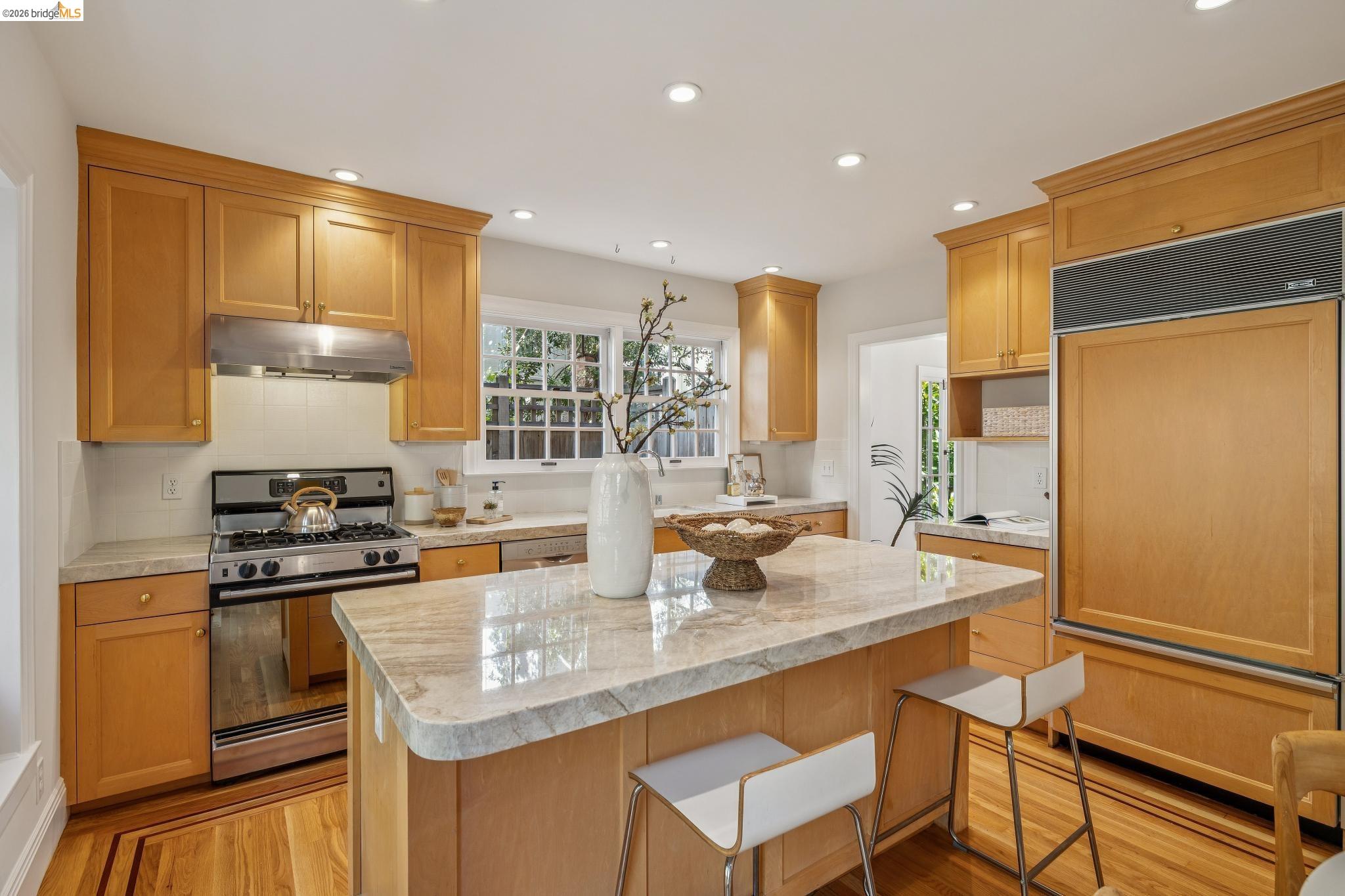 Detail Gallery Image 32 of 59 For 900 Rosemount Rd, Oakland,  CA 94610 - 3 Beds | 2 Baths