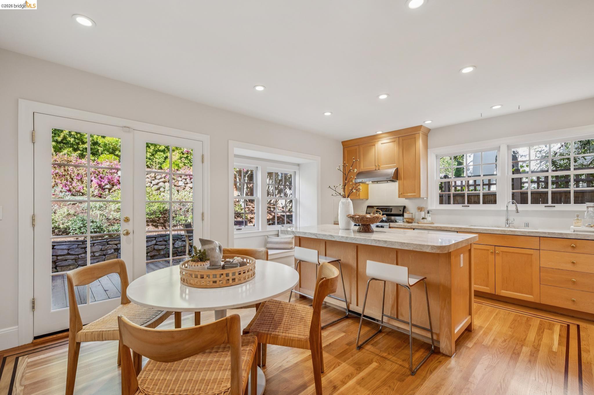 Detail Gallery Image 35 of 59 For 900 Rosemount Rd, Oakland,  CA 94610 - 3 Beds | 2 Baths