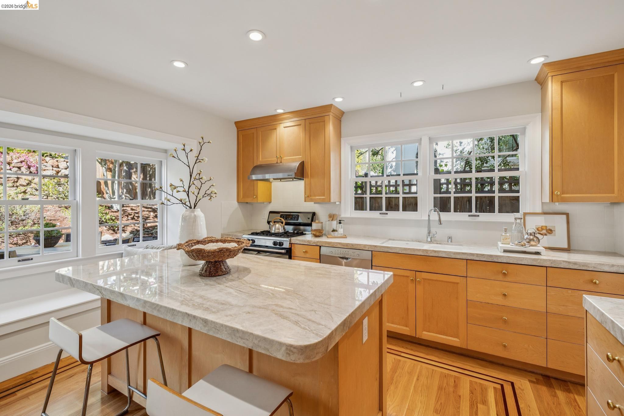 Detail Gallery Image 38 of 59 For 900 Rosemount Rd, Oakland,  CA 94610 - 3 Beds | 2 Baths