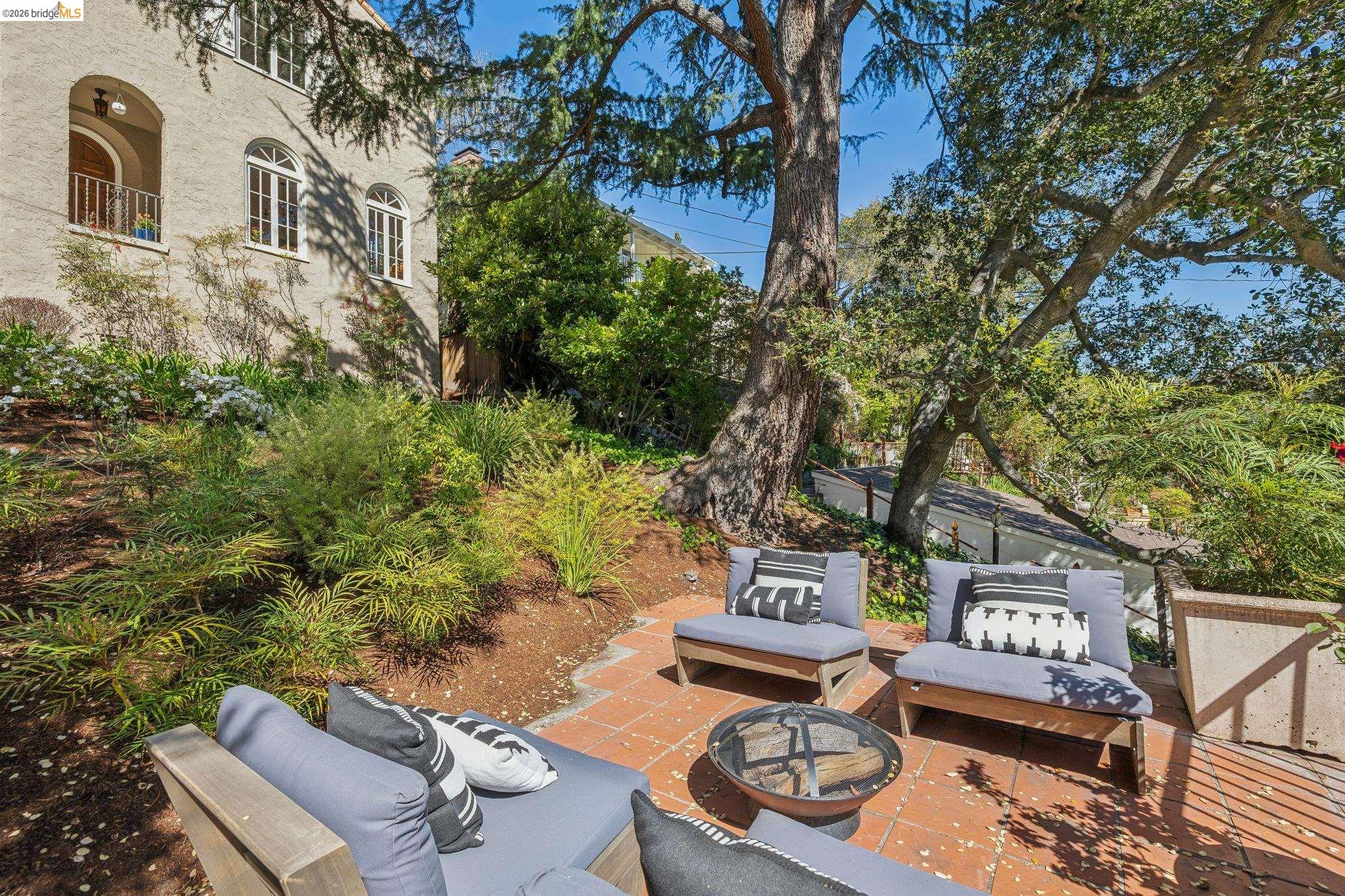 Detail Gallery Image 5 of 59 For 900 Rosemount Rd, Oakland,  CA 94610 - 3 Beds | 2 Baths