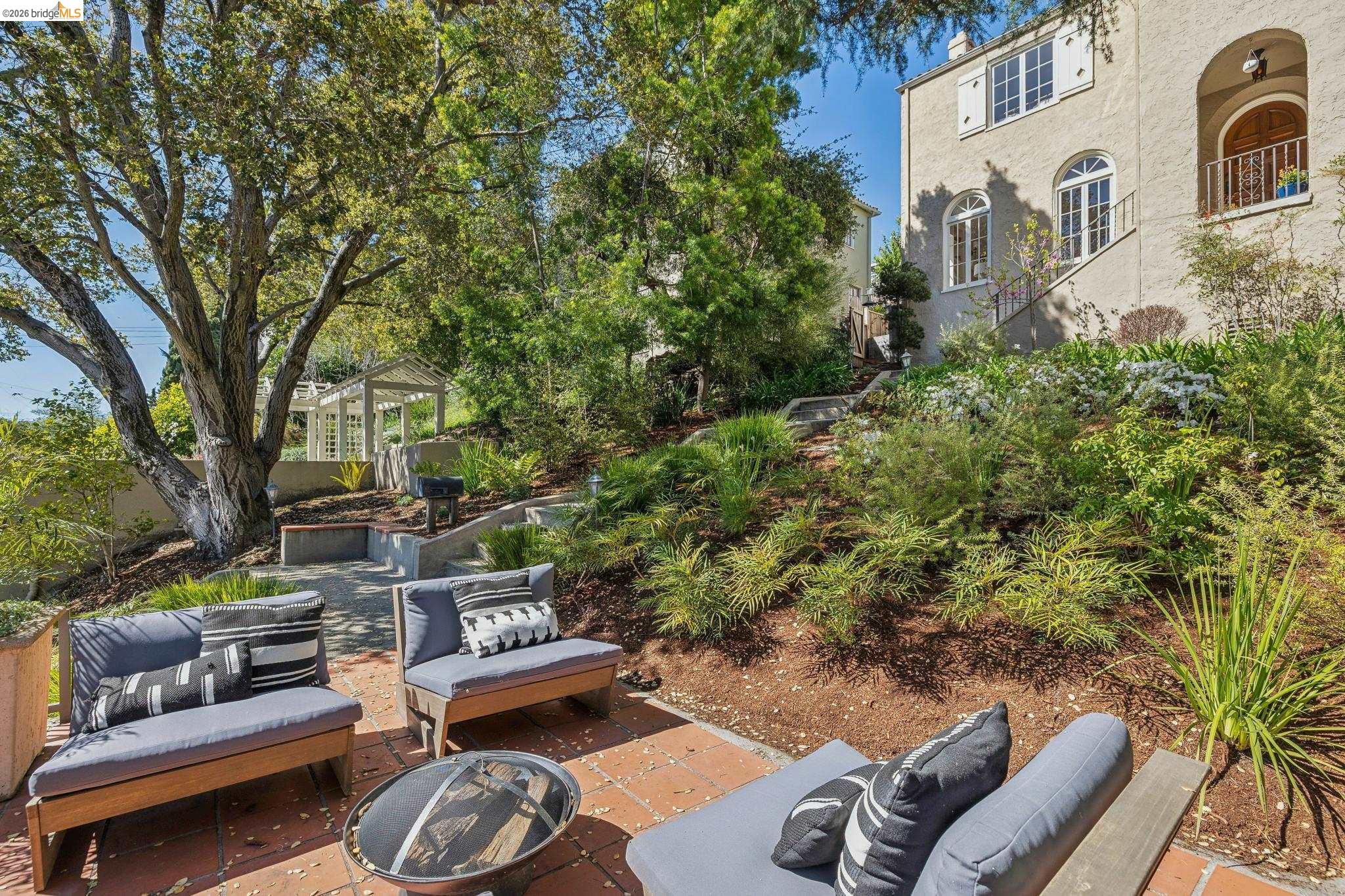 Detail Gallery Image 6 of 59 For 900 Rosemount Rd, Oakland,  CA 94610 - 3 Beds | 2 Baths