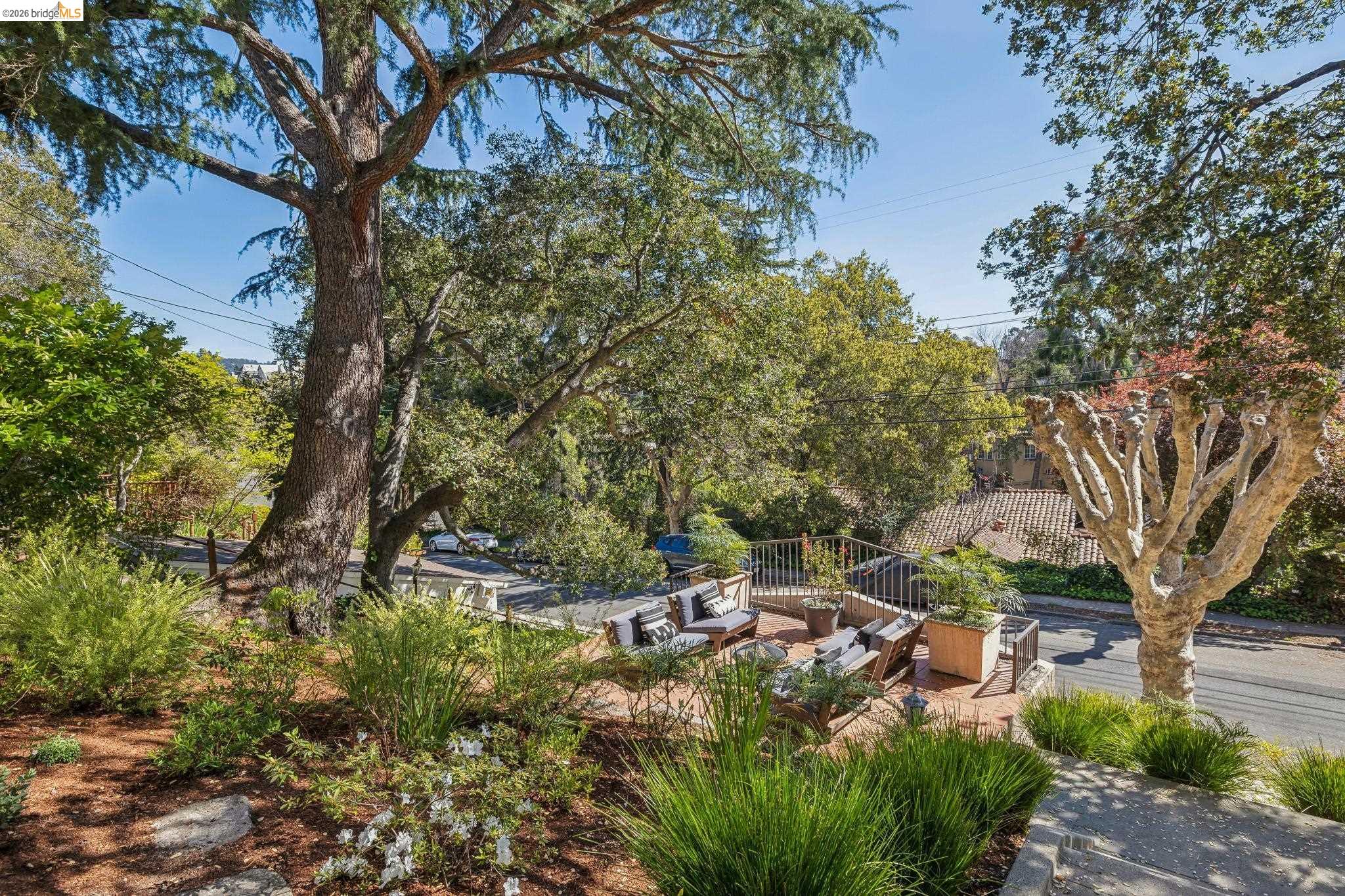 Detail Gallery Image 8 of 59 For 900 Rosemount Rd, Oakland,  CA 94610 - 3 Beds | 2 Baths