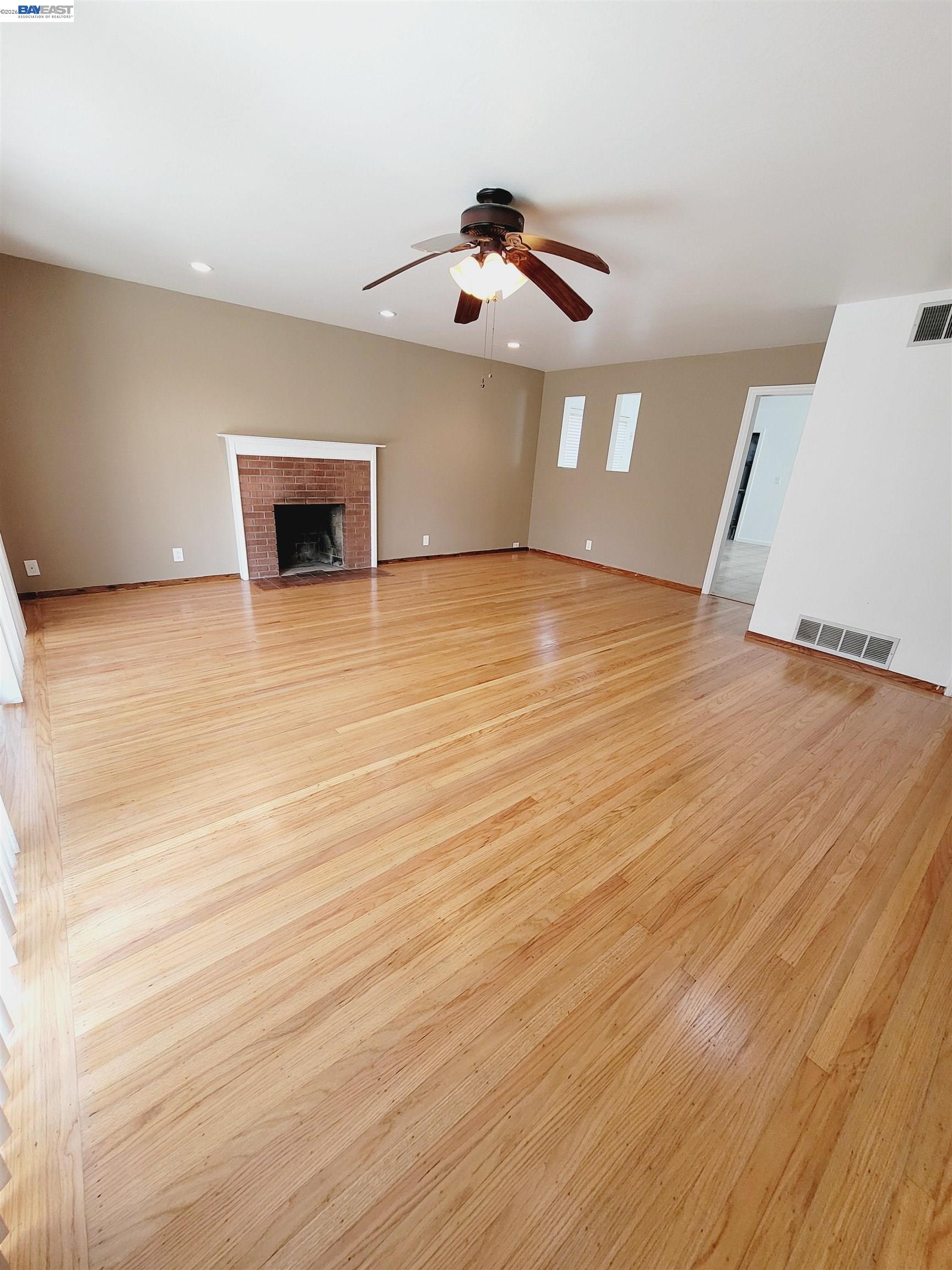 Detail Gallery Image 3 of 22 For 15781 via Teresa, San Lorenzo,  CA 94580 - 3 Beds | 2 Baths