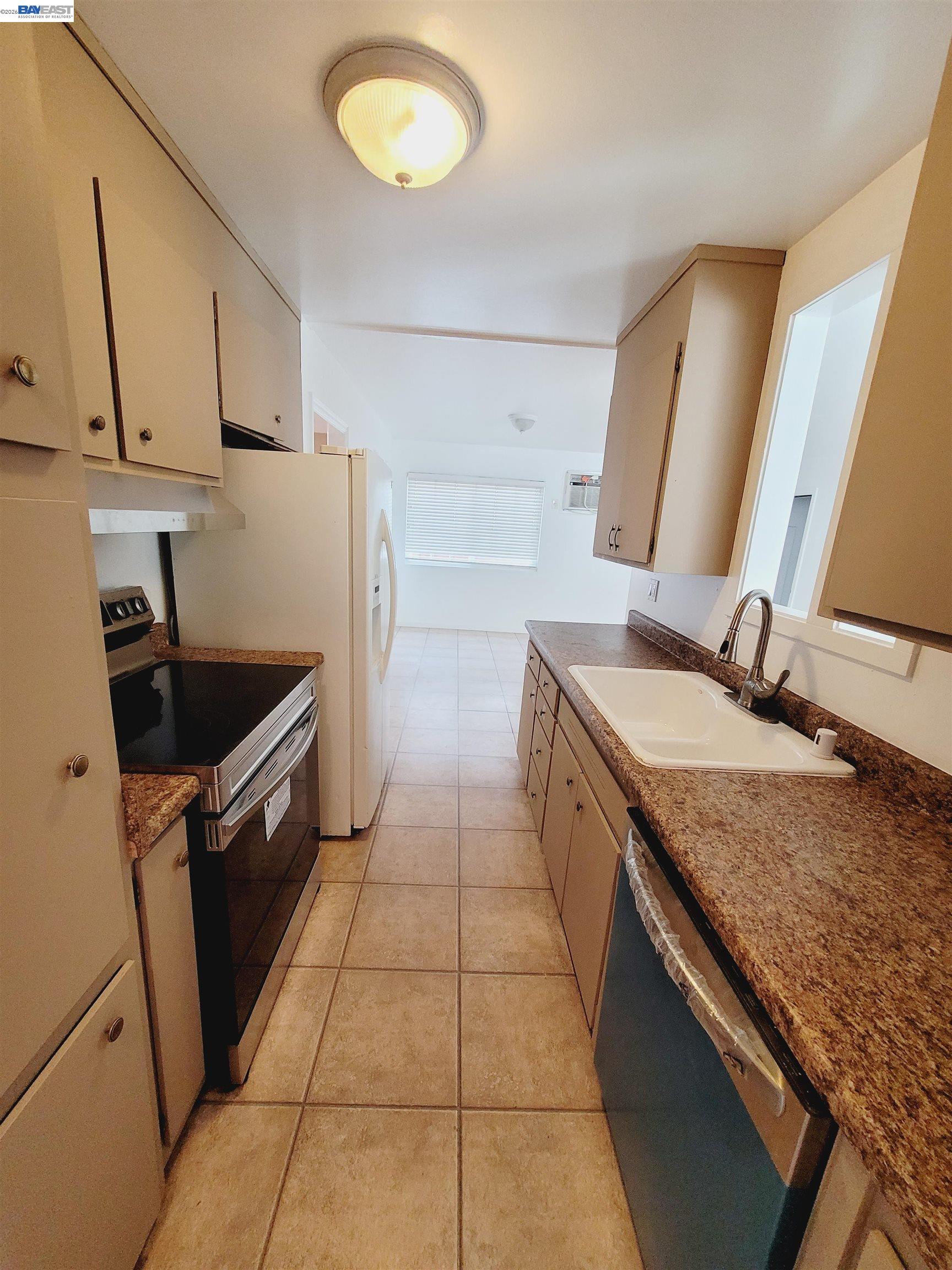 Detail Gallery Image 6 of 22 For 15781 via Teresa, San Lorenzo,  CA 94580 - 3 Beds | 2 Baths