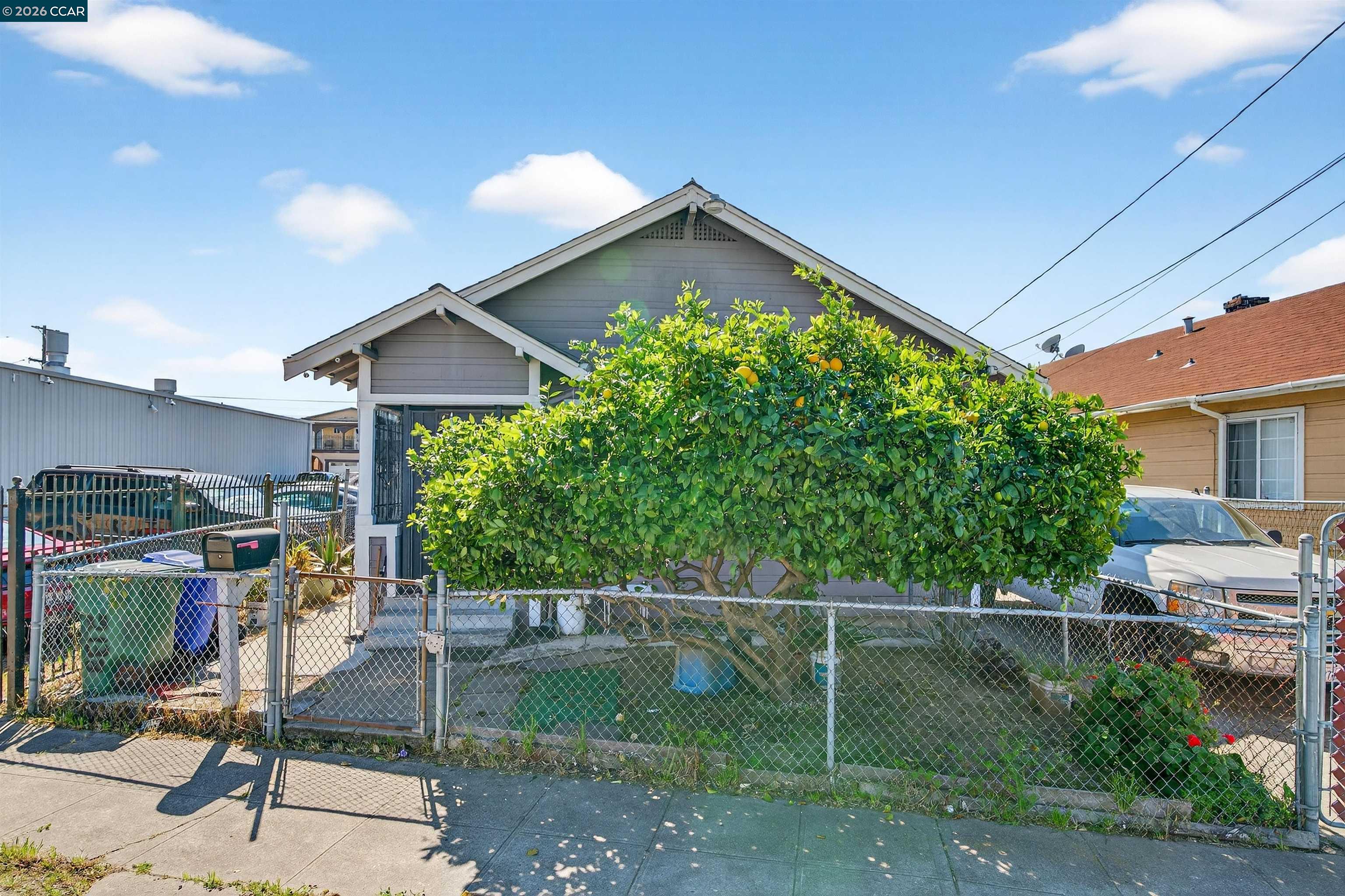 Detail Gallery Image 2 of 39 For 2138 Market Ave, San Pablo,  CA 94806 - 2 Beds | 1 Baths