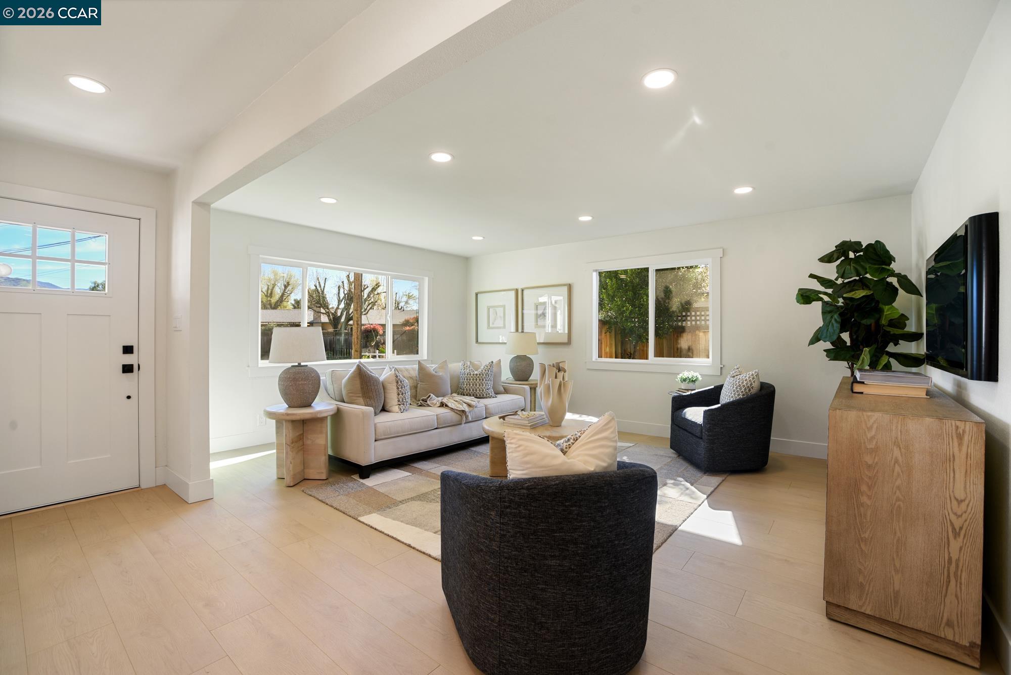 Detail Gallery Image 8 of 51 For 1543 Laverne Ct, Concord,  CA 94521 - 4 Beds | 2 Baths