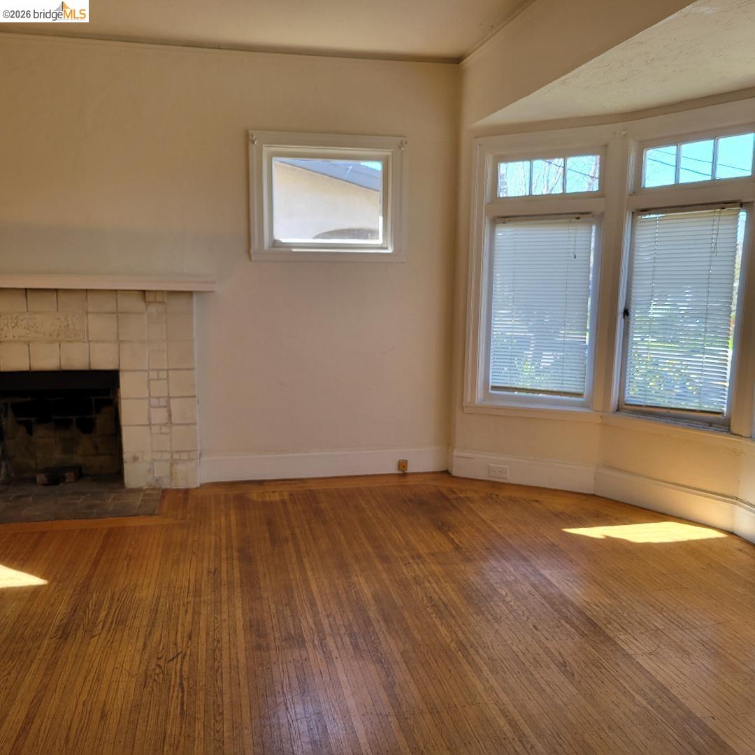 Detail Gallery Image 2 of 22 For 731 Santa Fe Ave., Albany,  CA 94706-1805 - 3 Beds | 1 Baths