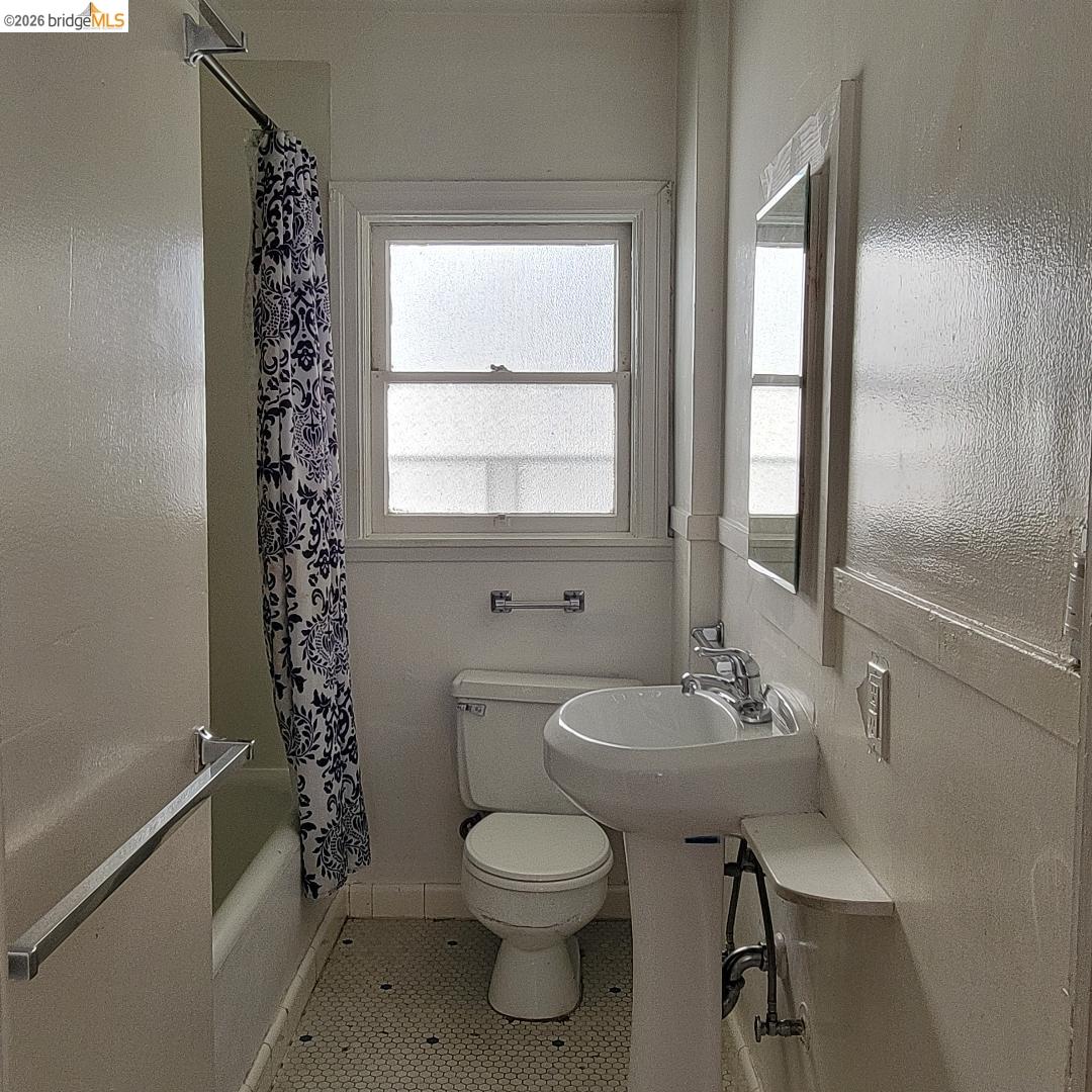 Detail Gallery Image 11 of 22 For 731 Santa Fe Ave., Albany,  CA 94706-1805 - 3 Beds | 1 Baths