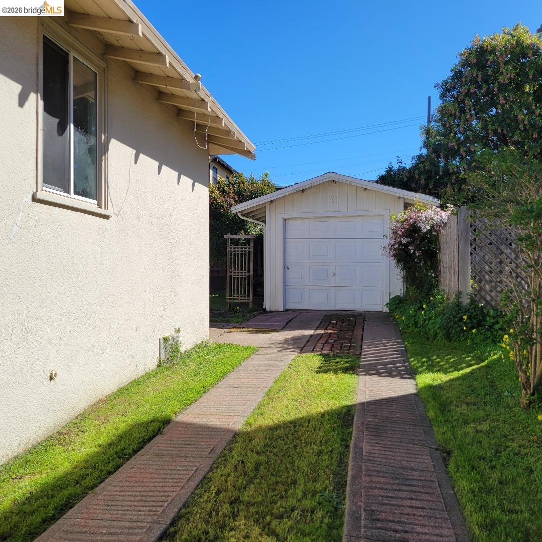 Detail Gallery Image 19 of 22 For 731 Santa Fe Ave., Albany,  CA 94706-1805 - 3 Beds | 1 Baths