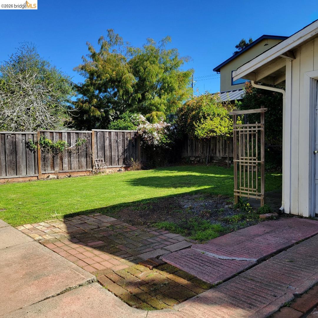 Detail Gallery Image 21 of 22 For 731 Santa Fe Ave., Albany,  CA 94706-1805 - 3 Beds | 1 Baths