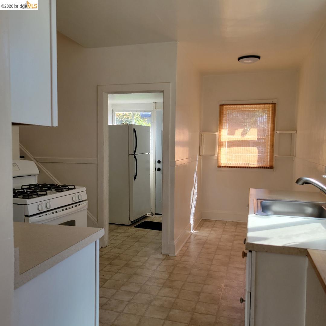 Detail Gallery Image 8 of 22 For 731 Santa Fe Ave., Albany,  CA 94706-1805 - 3 Beds | 1 Baths