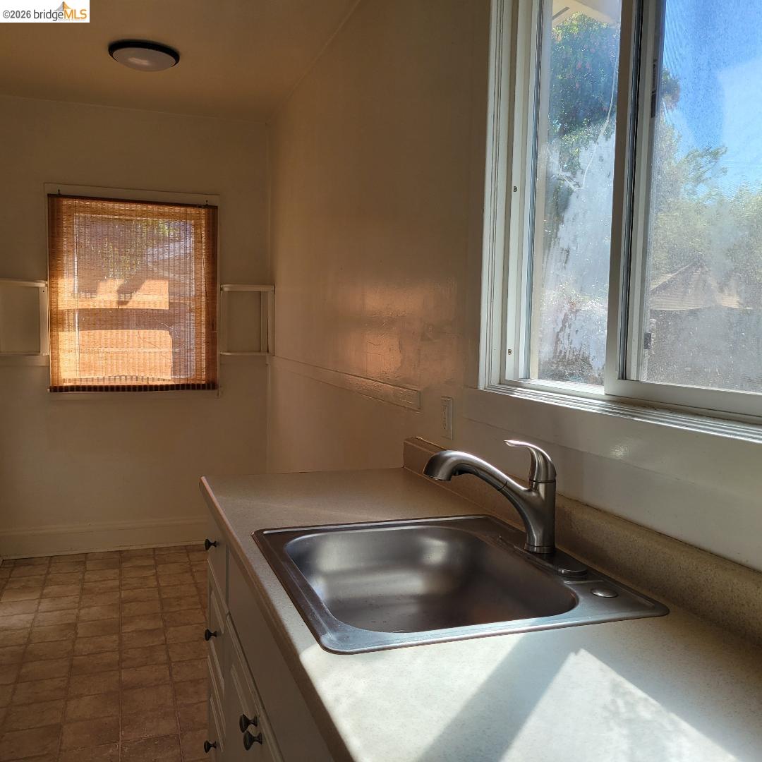 Detail Gallery Image 10 of 22 For 731 Santa Fe Ave., Albany,  CA 94706-1805 - 3 Beds | 1 Baths