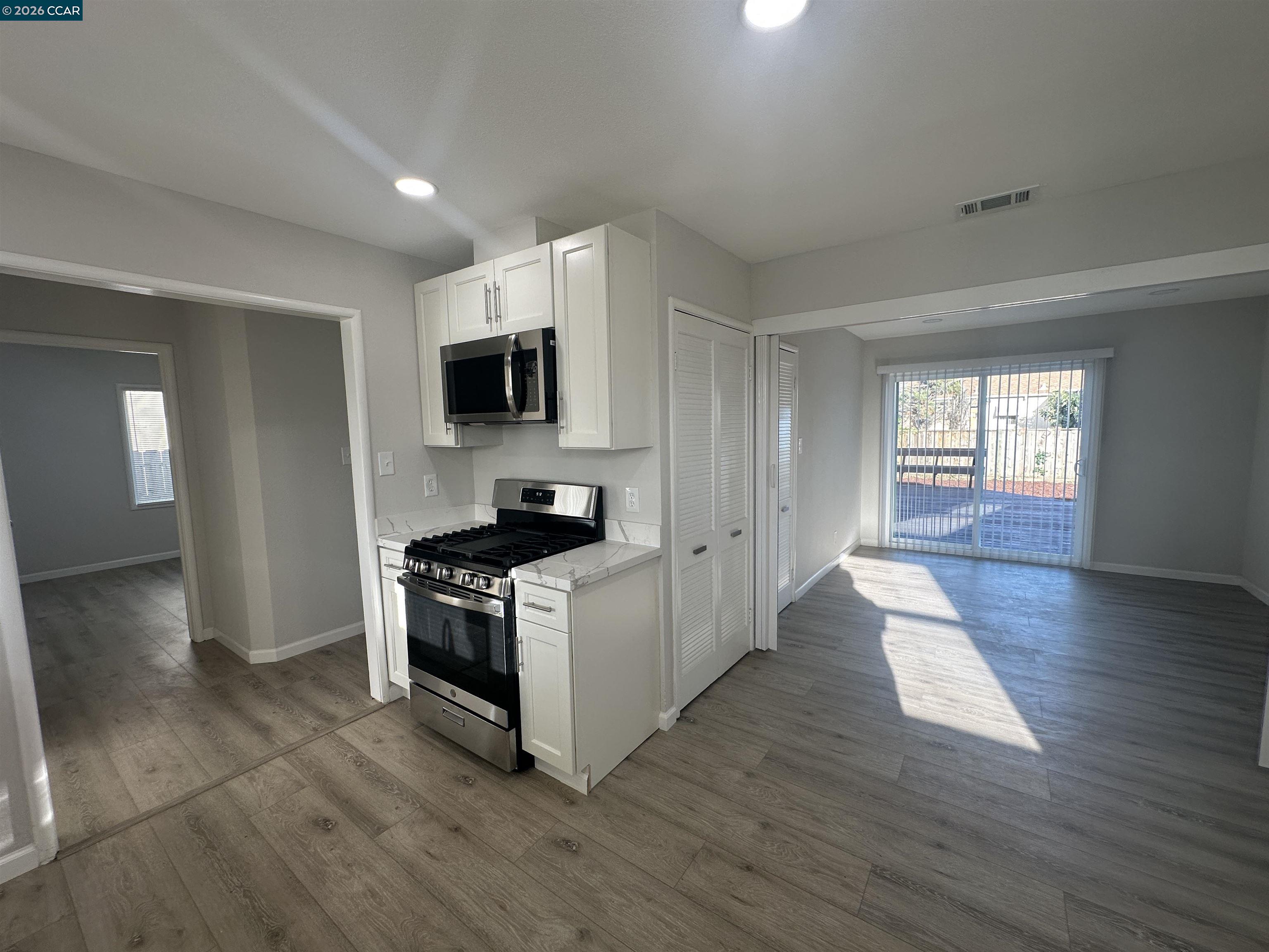 Detail Gallery Image 5 of 23 For 15090 Edgemoor St, San Leandro,  CA 94579 - 3 Beds | 1 Baths