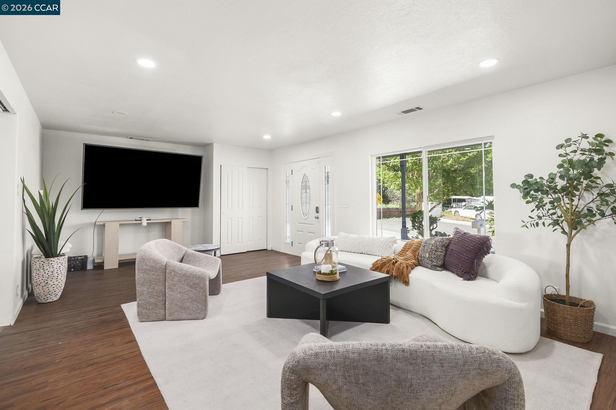 Detail Gallery Image 4 of 27 For 464 Palm Avenue, Martinez,  CA 94553 - 3 Beds | 2 Baths