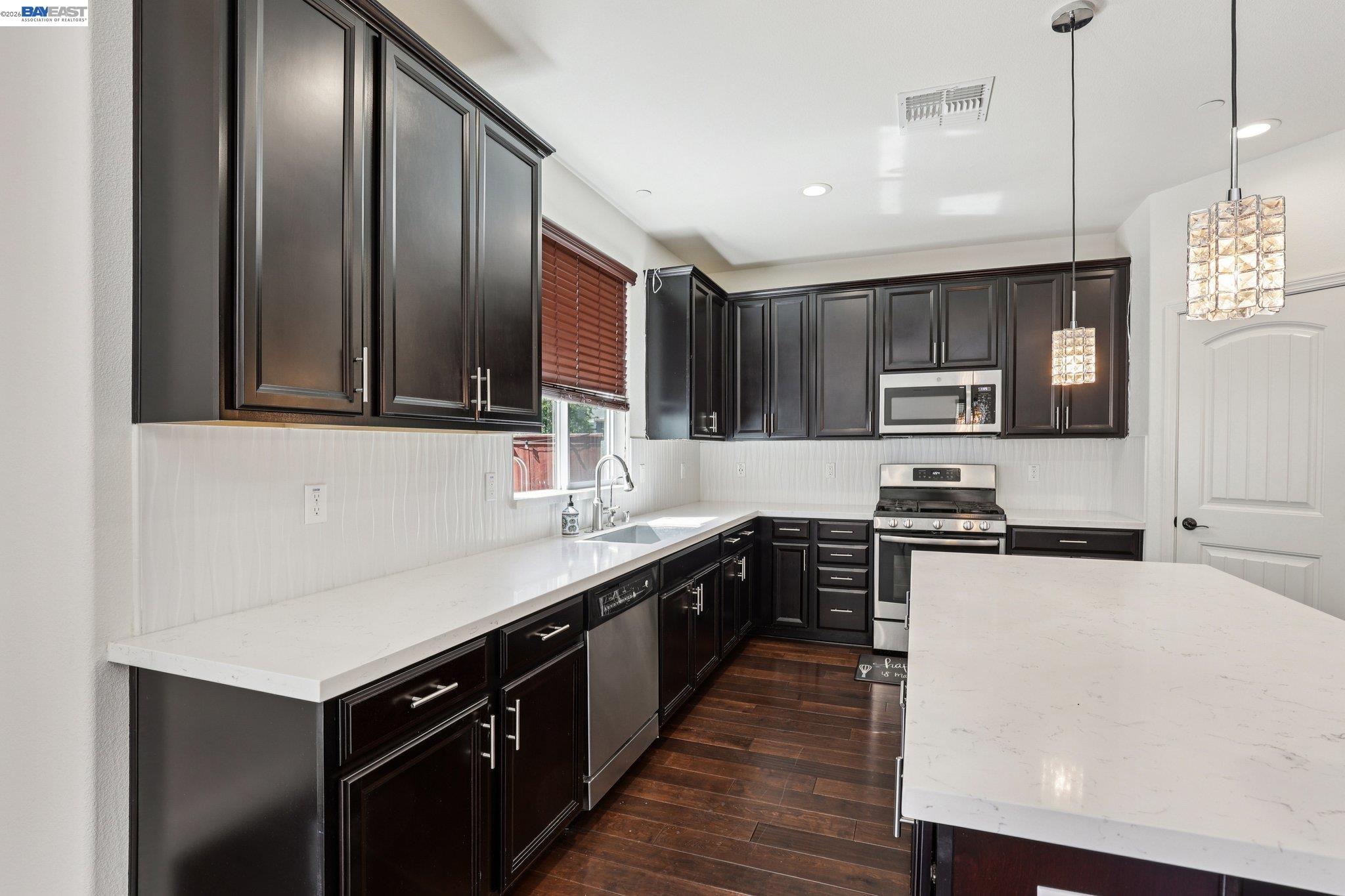 Detail Gallery Image 12 of 58 For 510 E Albertina Ave, Mountain House,  CA 95391 - 5 Beds | 4 Baths