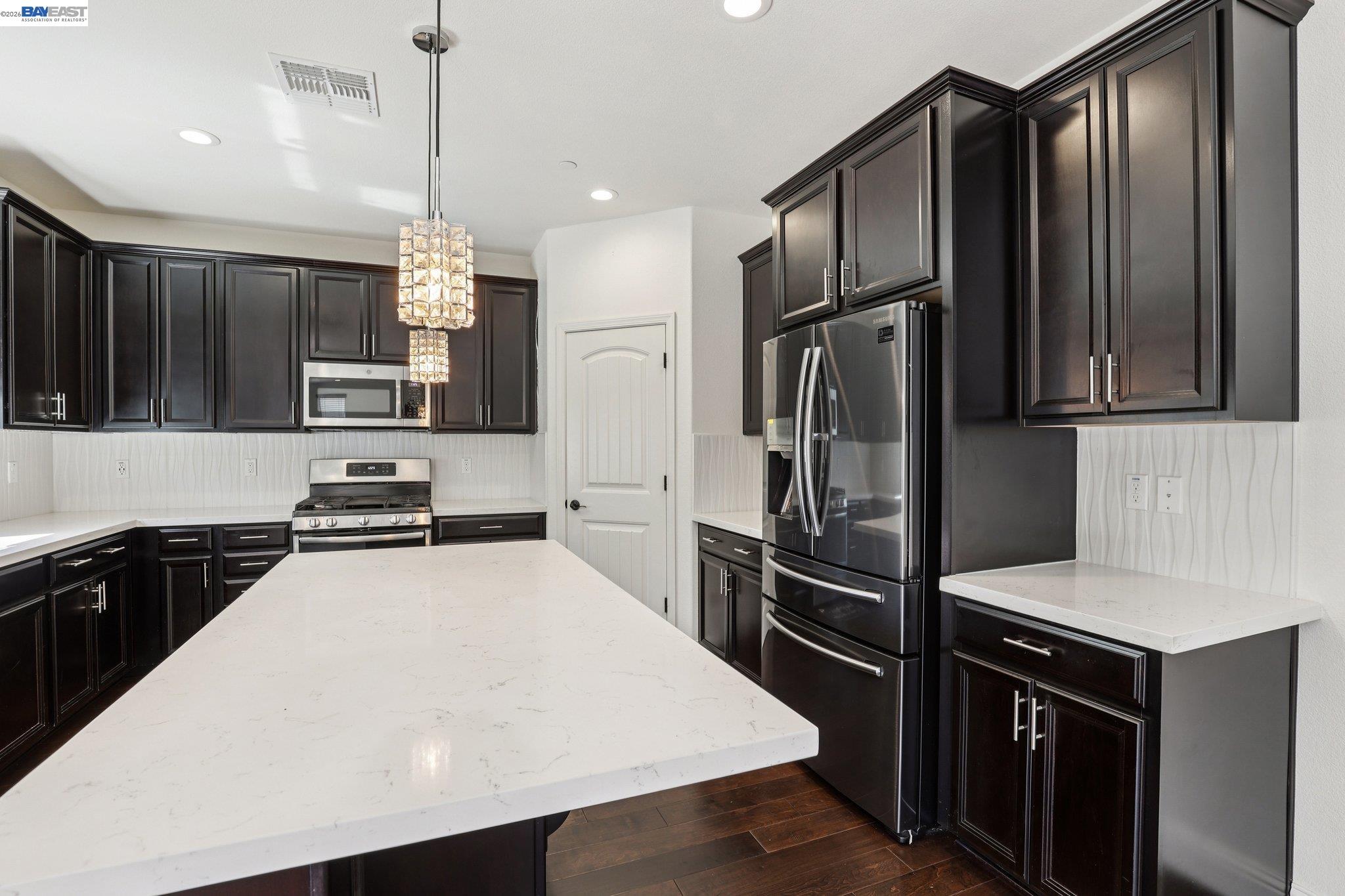 Detail Gallery Image 13 of 58 For 510 E Albertina Ave, Mountain House,  CA 95391 - 5 Beds | 4 Baths