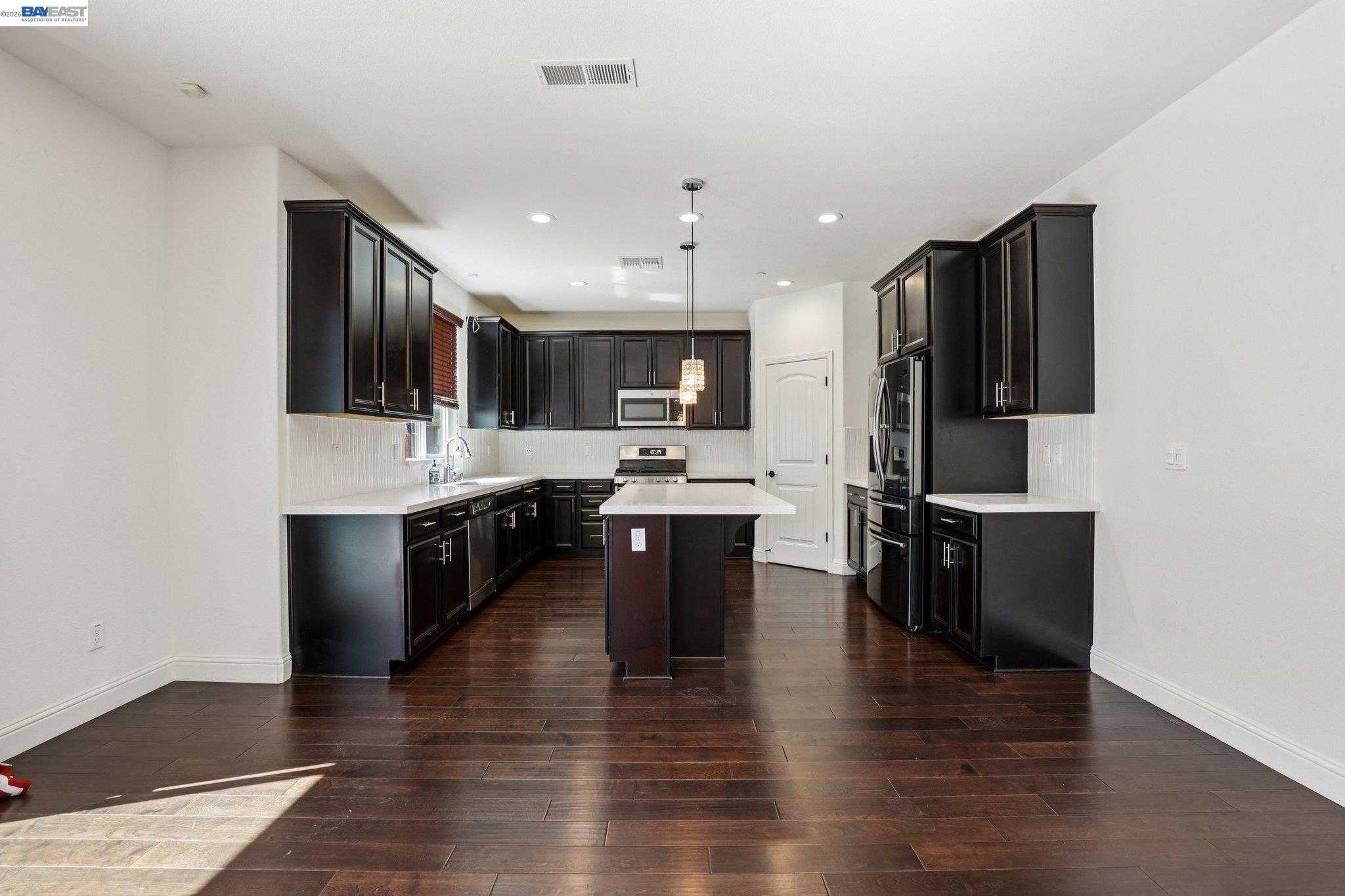 Detail Gallery Image 9 of 58 For 510 E Albertina Ave, Mountain House,  CA 95391 - 5 Beds | 4 Baths