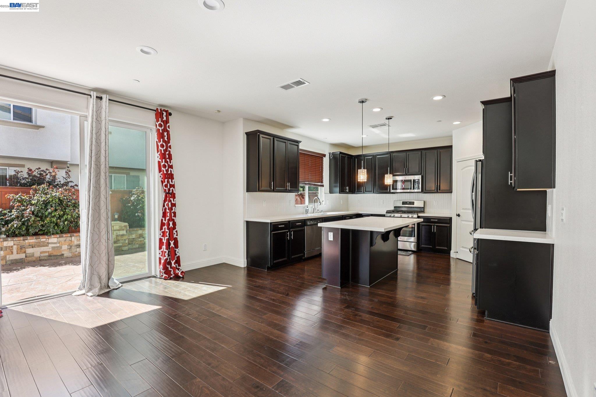 Detail Gallery Image 10 of 58 For 510 E Albertina Ave, Mountain House,  CA 95391 - 5 Beds | 4 Baths