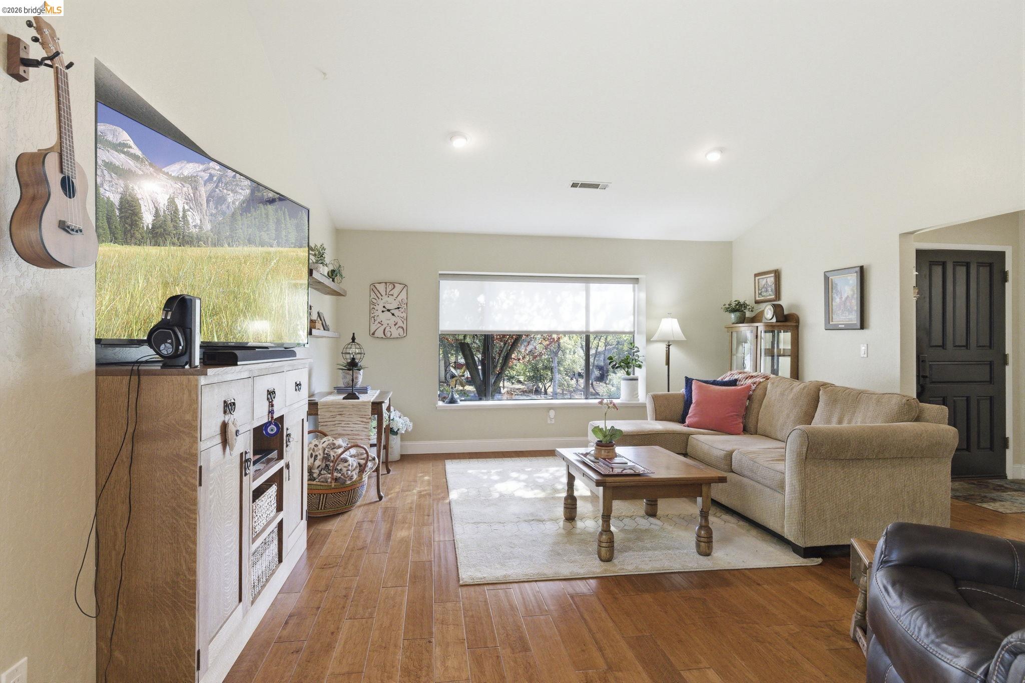 Detail Gallery Image 3 of 34 For 12930 Beckwith Cir, Sonora,  CA 95370 - 3 Beds | 2 Baths