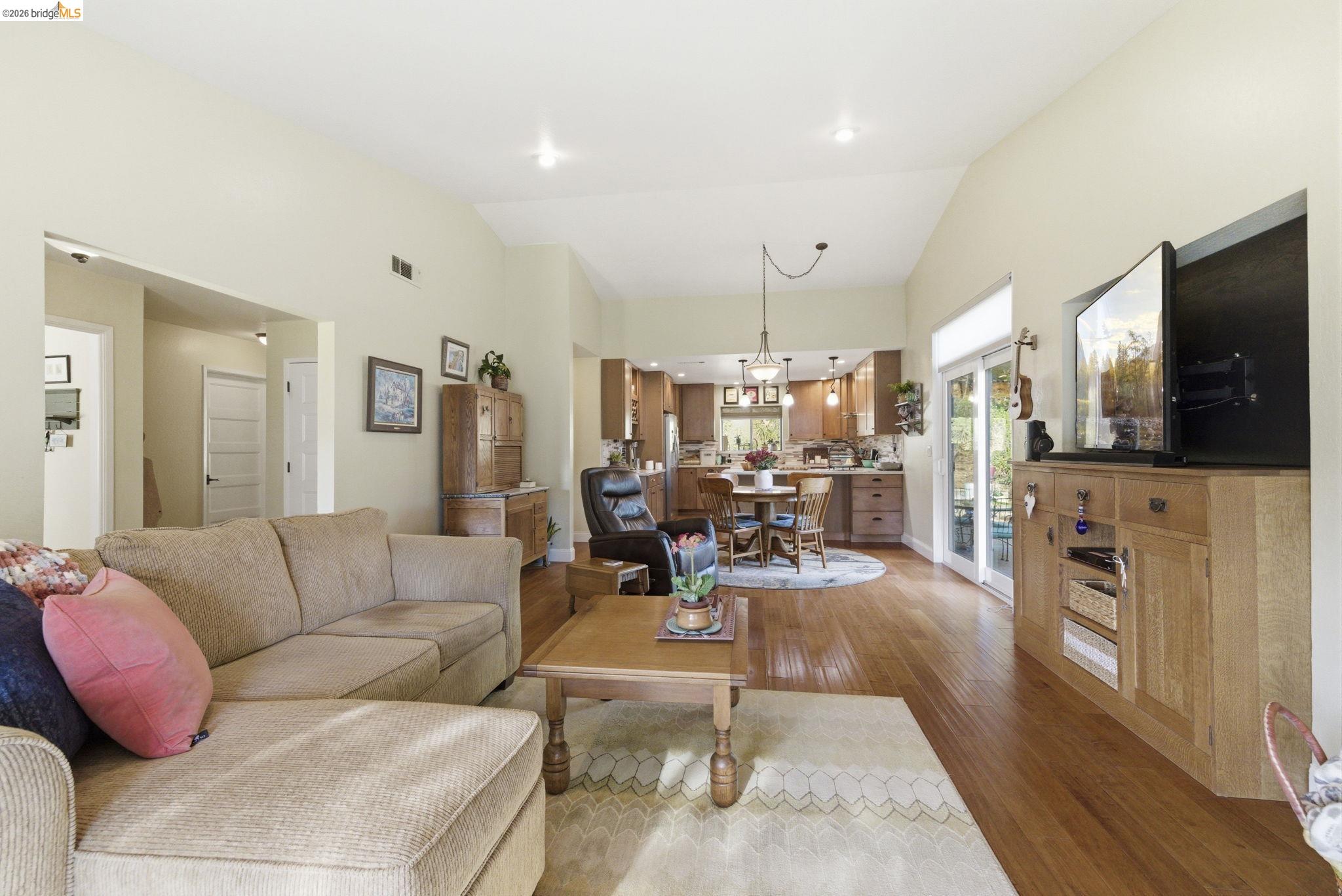 Detail Gallery Image 4 of 34 For 12930 Beckwith Cir, Sonora,  CA 95370 - 3 Beds | 2 Baths