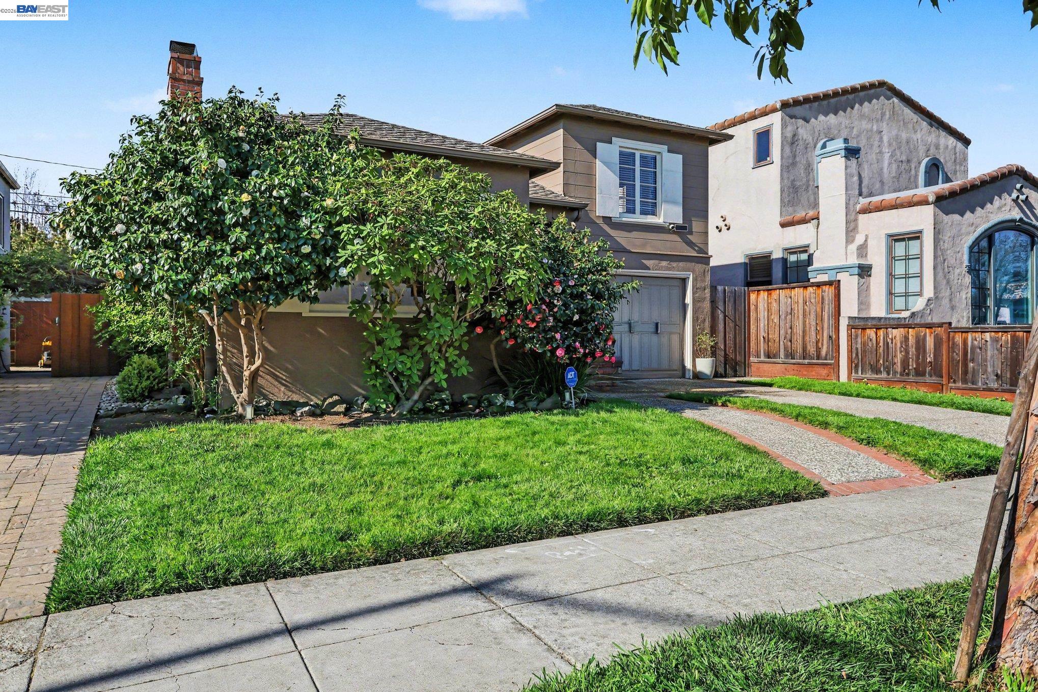Detail Gallery Image 2 of 32 For 3024 Fernside Blvd, Alameda,  CA 94501 - 3 Beds | 1/1 Baths