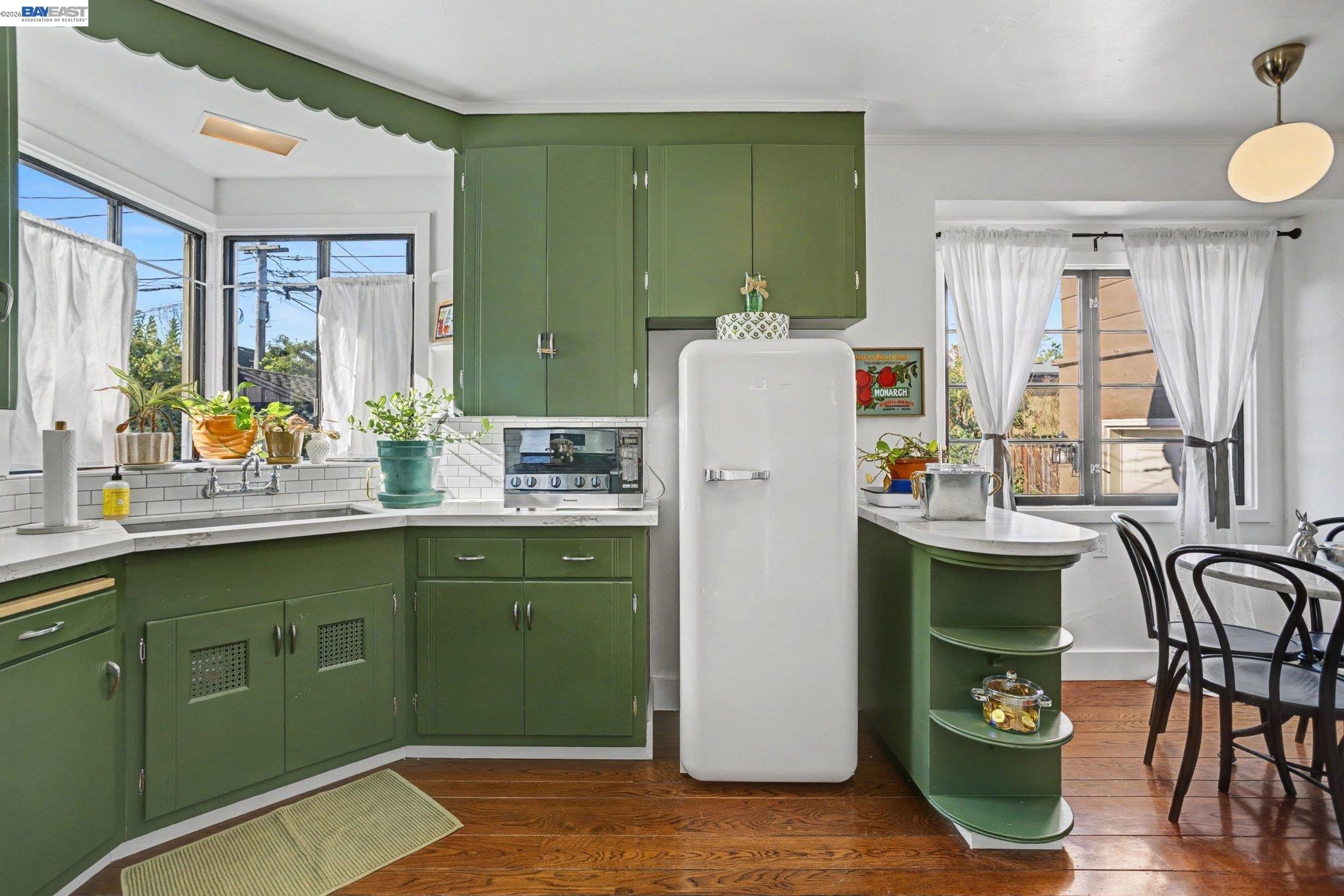 Detail Gallery Image 11 of 32 For 3024 Fernside Blvd, Alameda,  CA 94501 - 3 Beds | 1/1 Baths