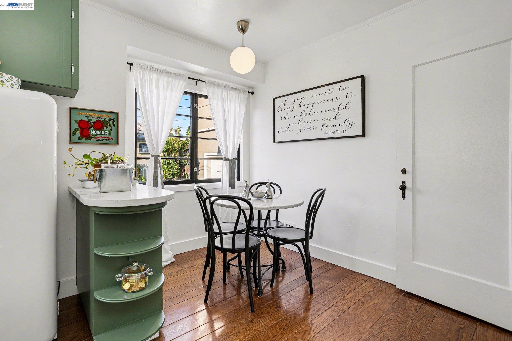 Detail Gallery Image 12 of 32 For 3024 Fernside Blvd, Alameda,  CA 94501 - 3 Beds | 1/1 Baths