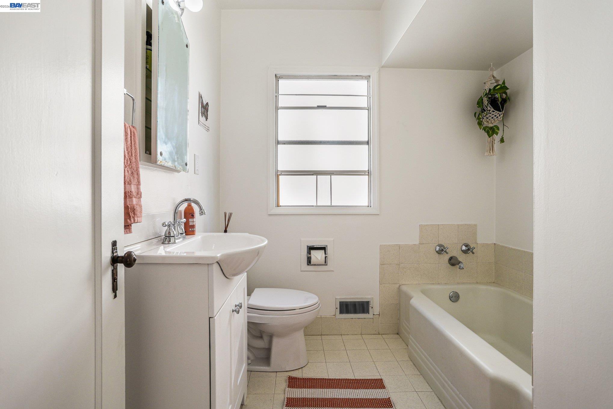 Detail Gallery Image 15 of 32 For 3024 Fernside Blvd, Alameda,  CA 94501 - 3 Beds | 1/1 Baths