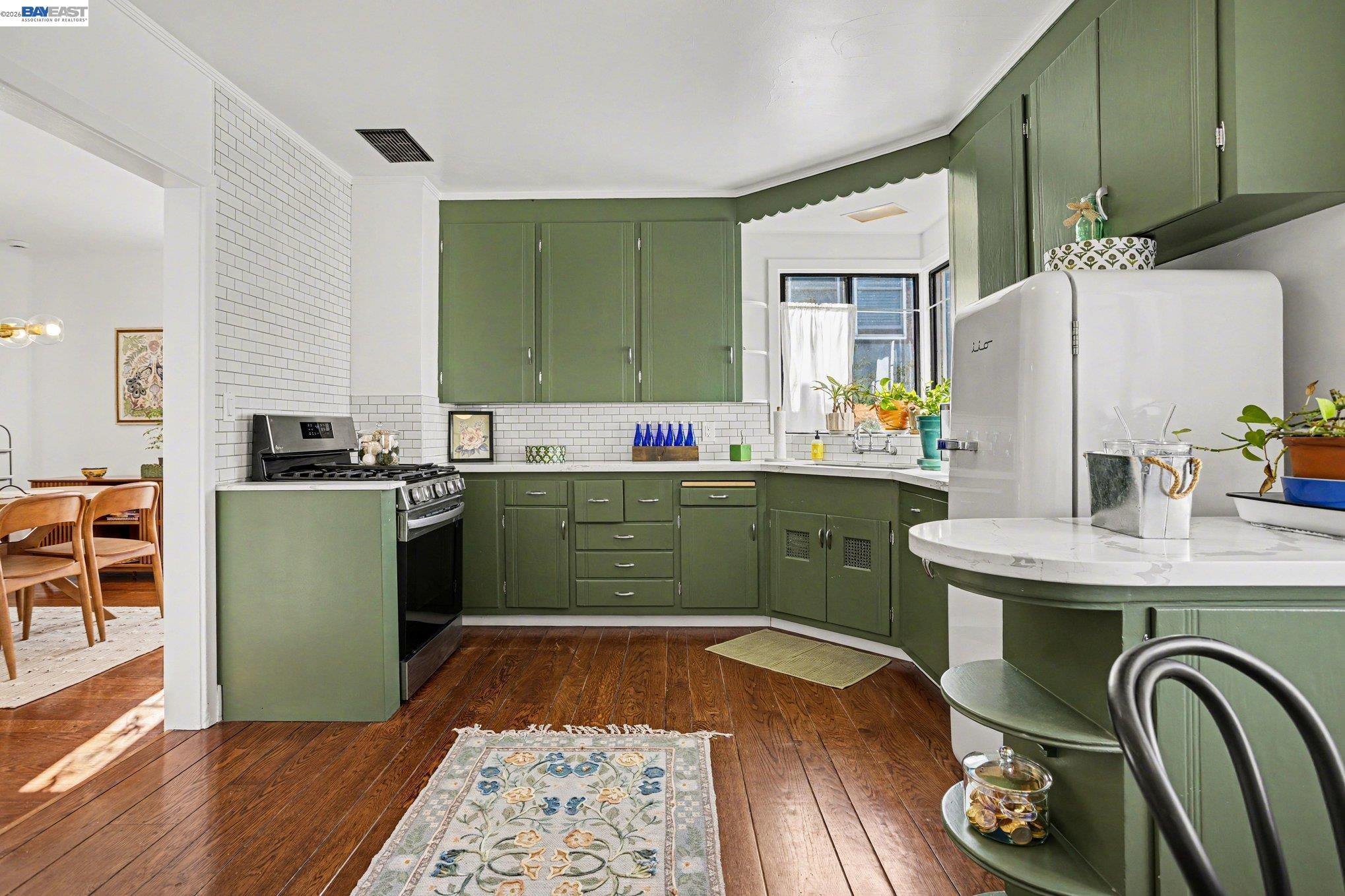 Detail Gallery Image 10 of 32 For 3024 Fernside Blvd, Alameda,  CA 94501 - 3 Beds | 1/1 Baths