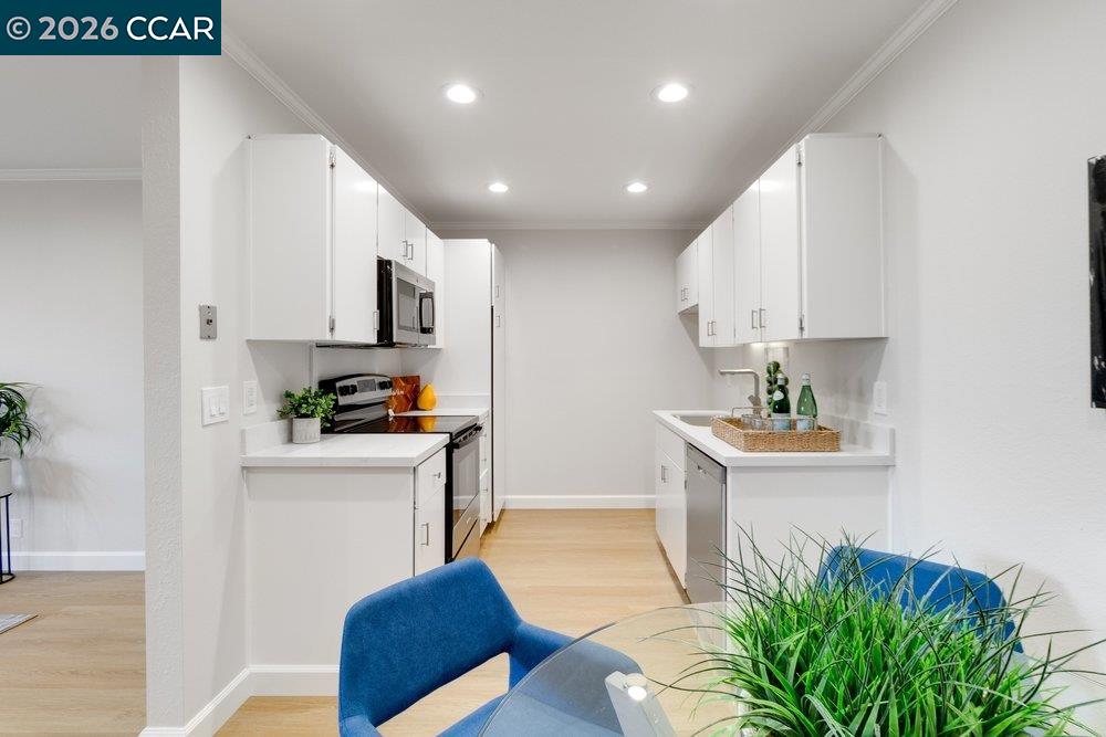 Detail Gallery Image 12 of 36 For 1465 Marchbanks Dr #4,  Walnut Creek,  CA 94598 - 1 Beds | 1 Baths