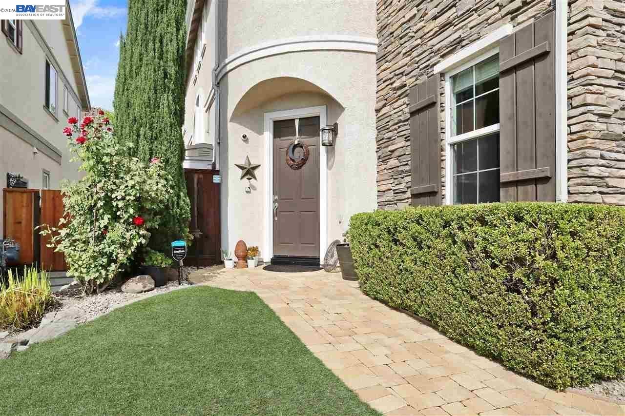 Detail Gallery Image 2 of 40 For 4899 Landmark Way, Dublin,  CA 94568 - 5 Beds | 2/1 Baths