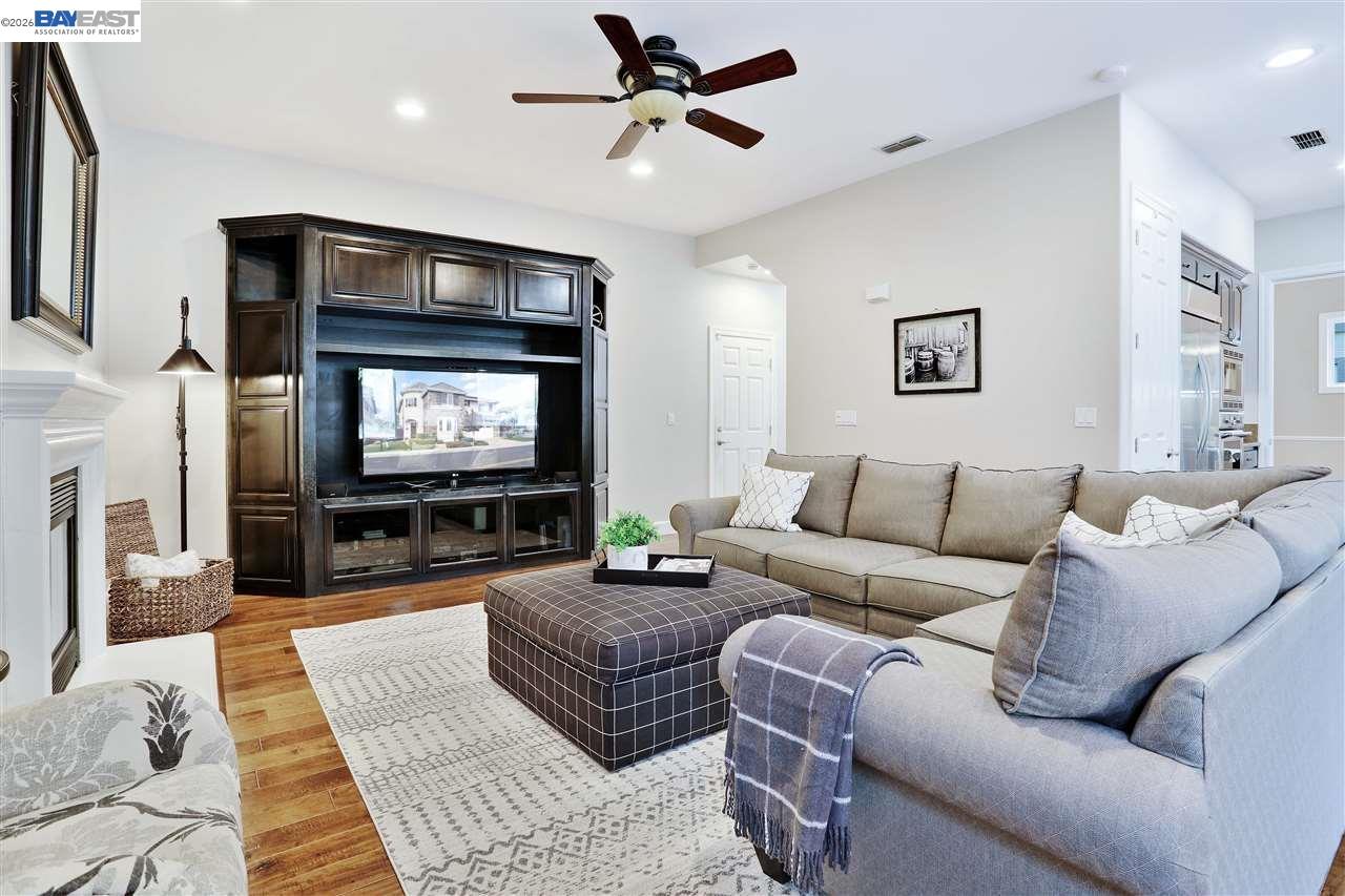 Detail Gallery Image 9 of 40 For 4899 Landmark Way, Dublin,  CA 94568 - 5 Beds | 2/1 Baths