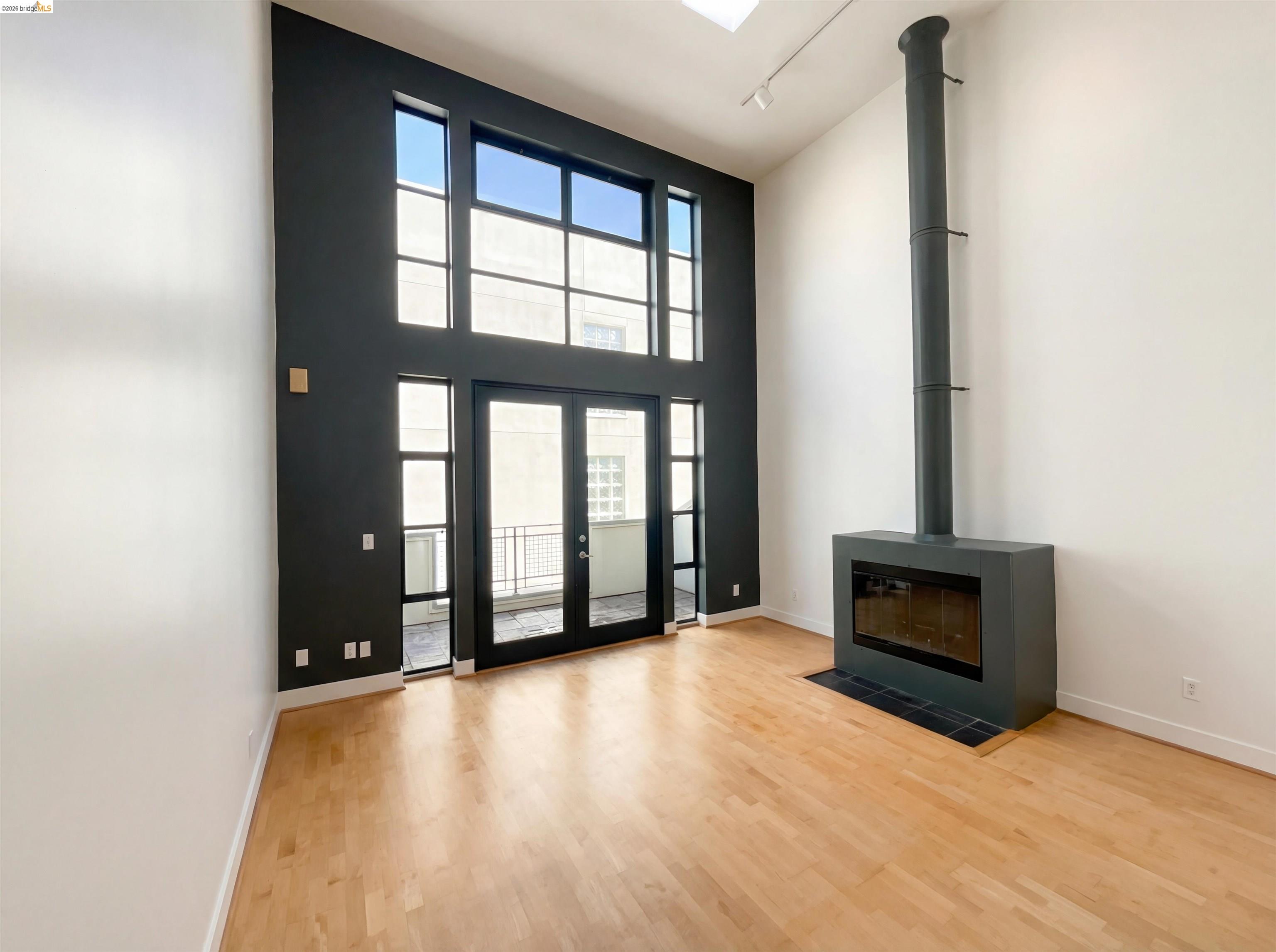 Detail Gallery Image 3 of 23 For 161 Gilbert St #16,  San Francisco,  CA 94103 - 1 Beds | 1 Baths