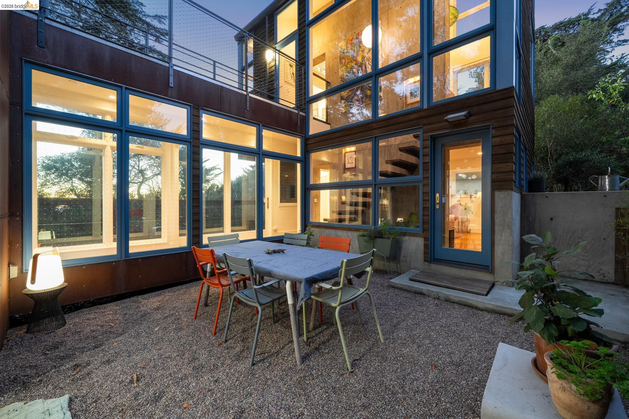 Detail Gallery Image 11 of 60 For 8210 Skyline Blvd, Oakland,  CA 94611 - 4 Beds | 3 Baths