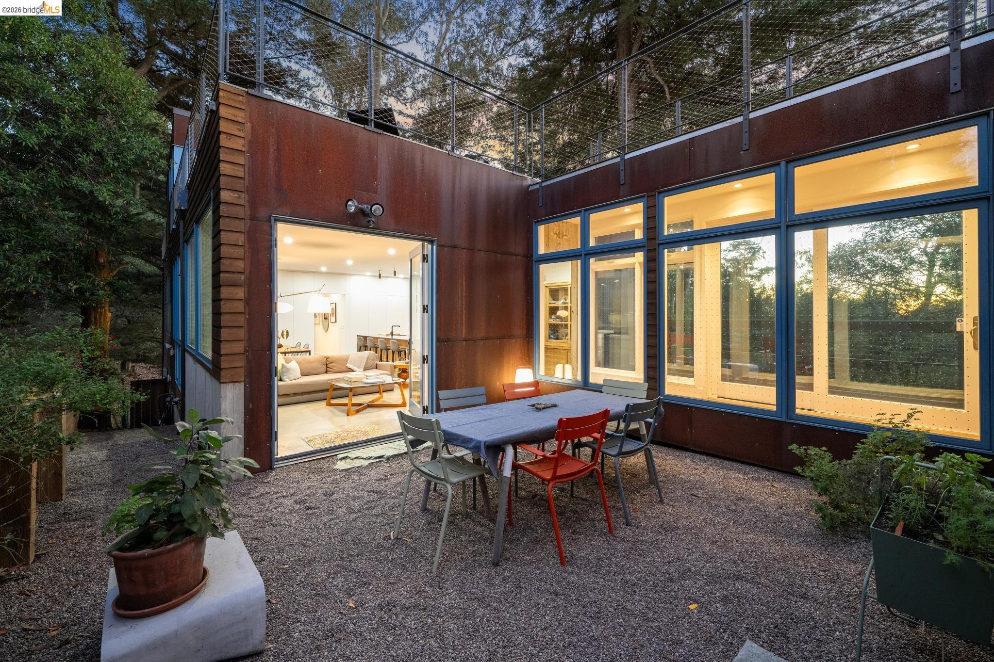 Detail Gallery Image 12 of 60 For 8210 Skyline Blvd, Oakland,  CA 94611 - 4 Beds | 3 Baths