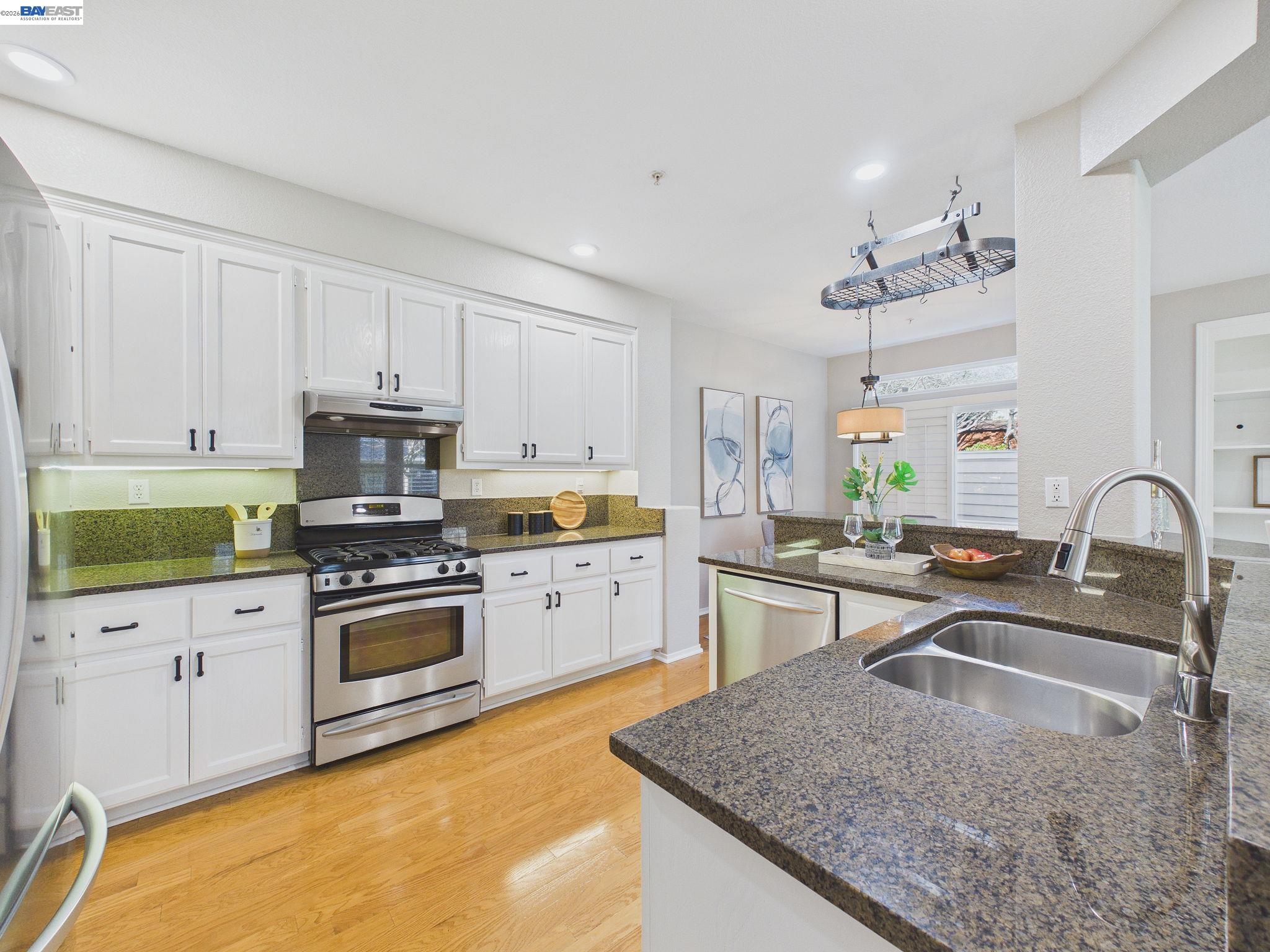 Detail Gallery Image 10 of 43 For 320 Sutter Creek Ln, San Ramon,  CA 94583 - 3 Beds | 3 Baths