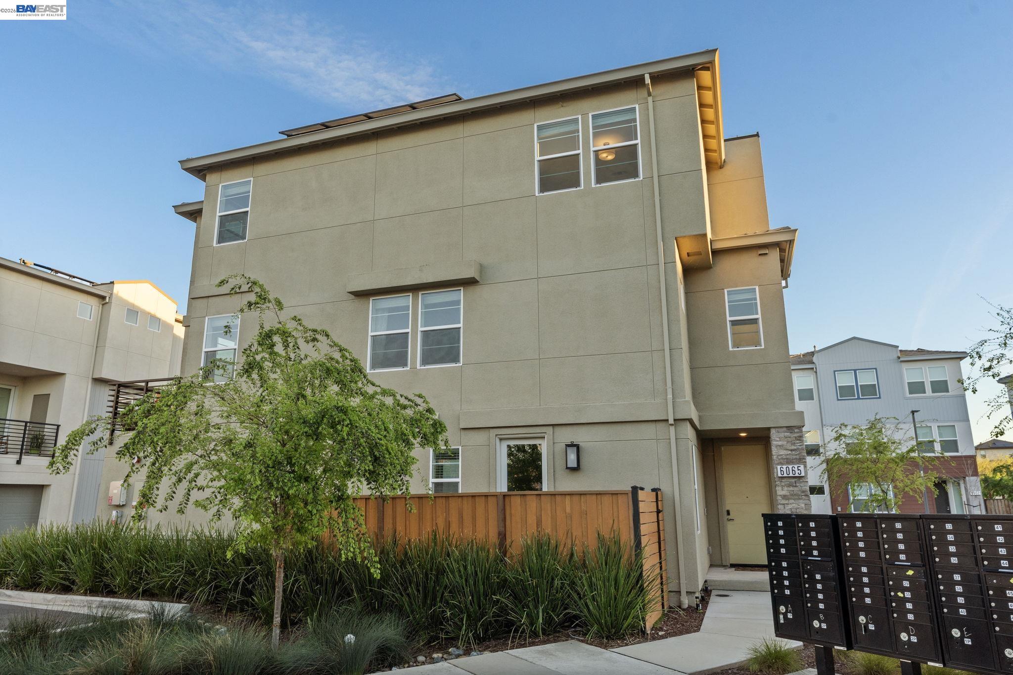 Detail Gallery Image 2 of 50 For 6065 Bullion Ln, Dublin,  CA 94568 - 3 Beds | 3/1 Baths