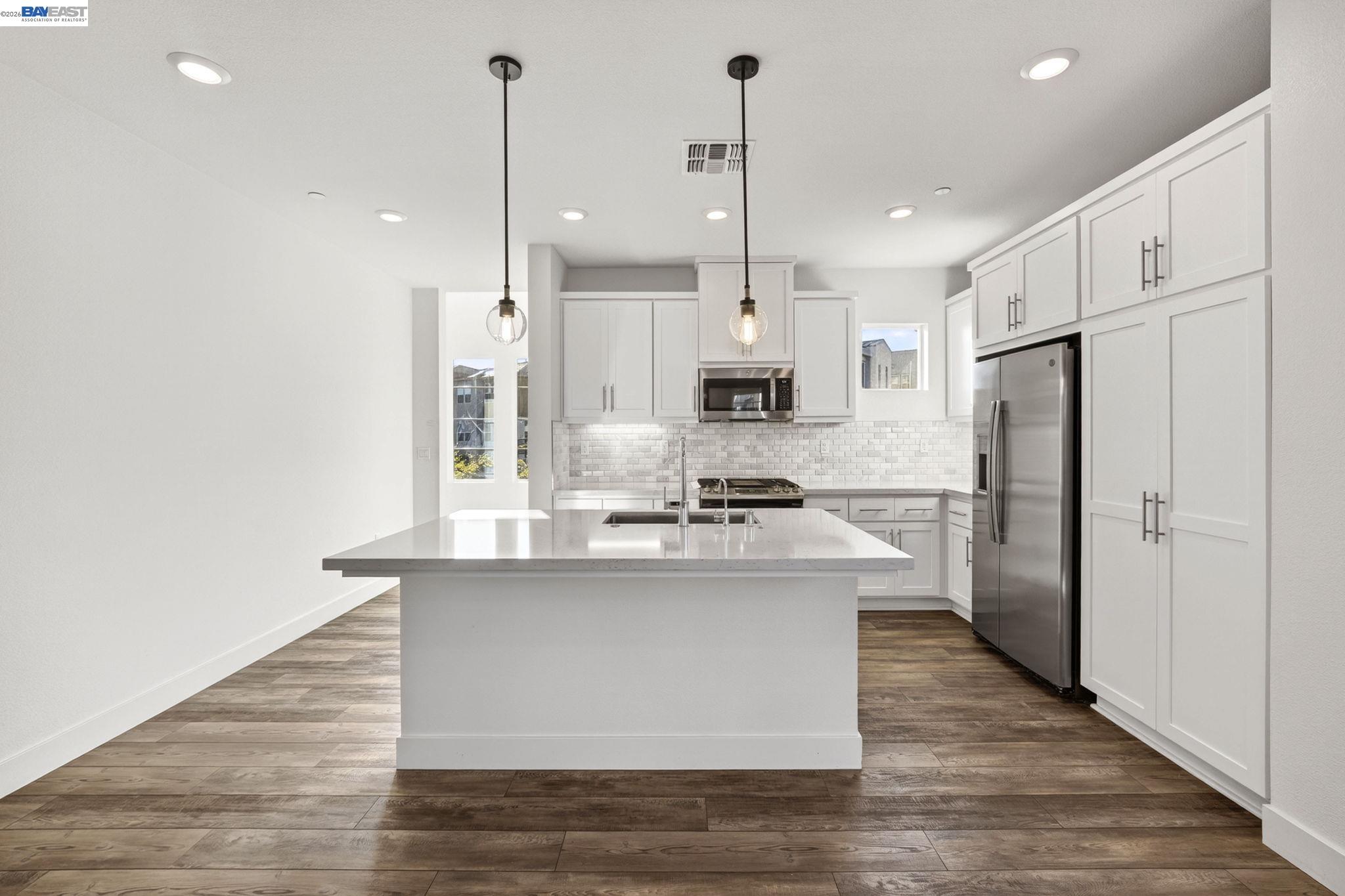 Detail Gallery Image 4 of 50 For 6065 Bullion Ln, Dublin,  CA 94568 - 3 Beds | 3/1 Baths