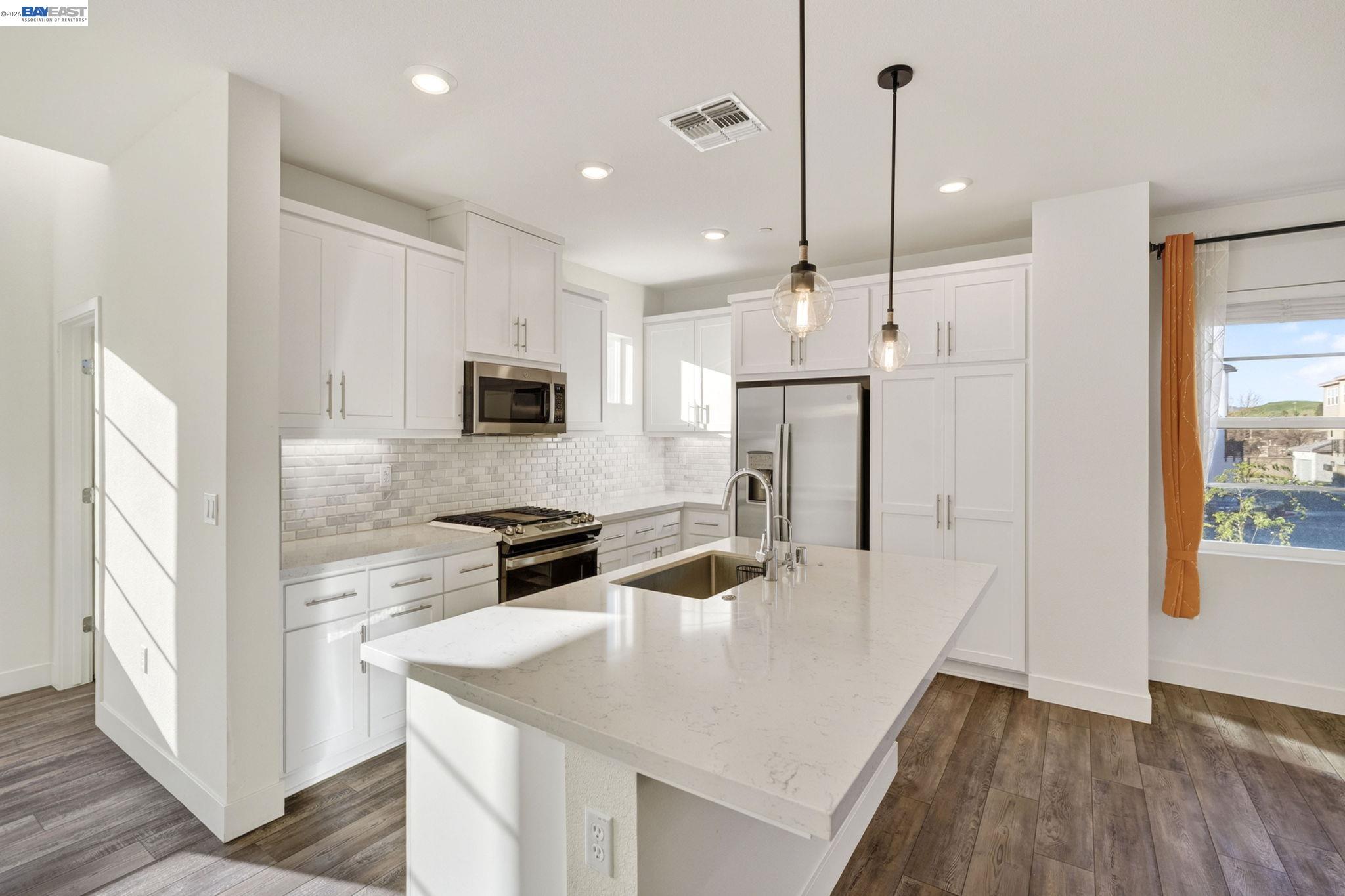 Detail Gallery Image 5 of 50 For 6065 Bullion Ln, Dublin,  CA 94568 - 3 Beds | 3/1 Baths