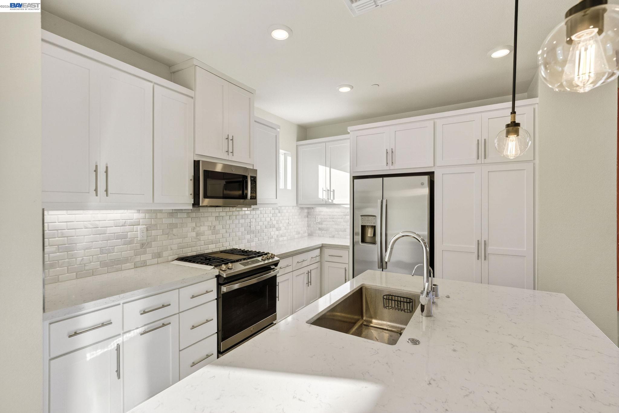 Detail Gallery Image 6 of 50 For 6065 Bullion Ln, Dublin,  CA 94568 - 3 Beds | 3/1 Baths