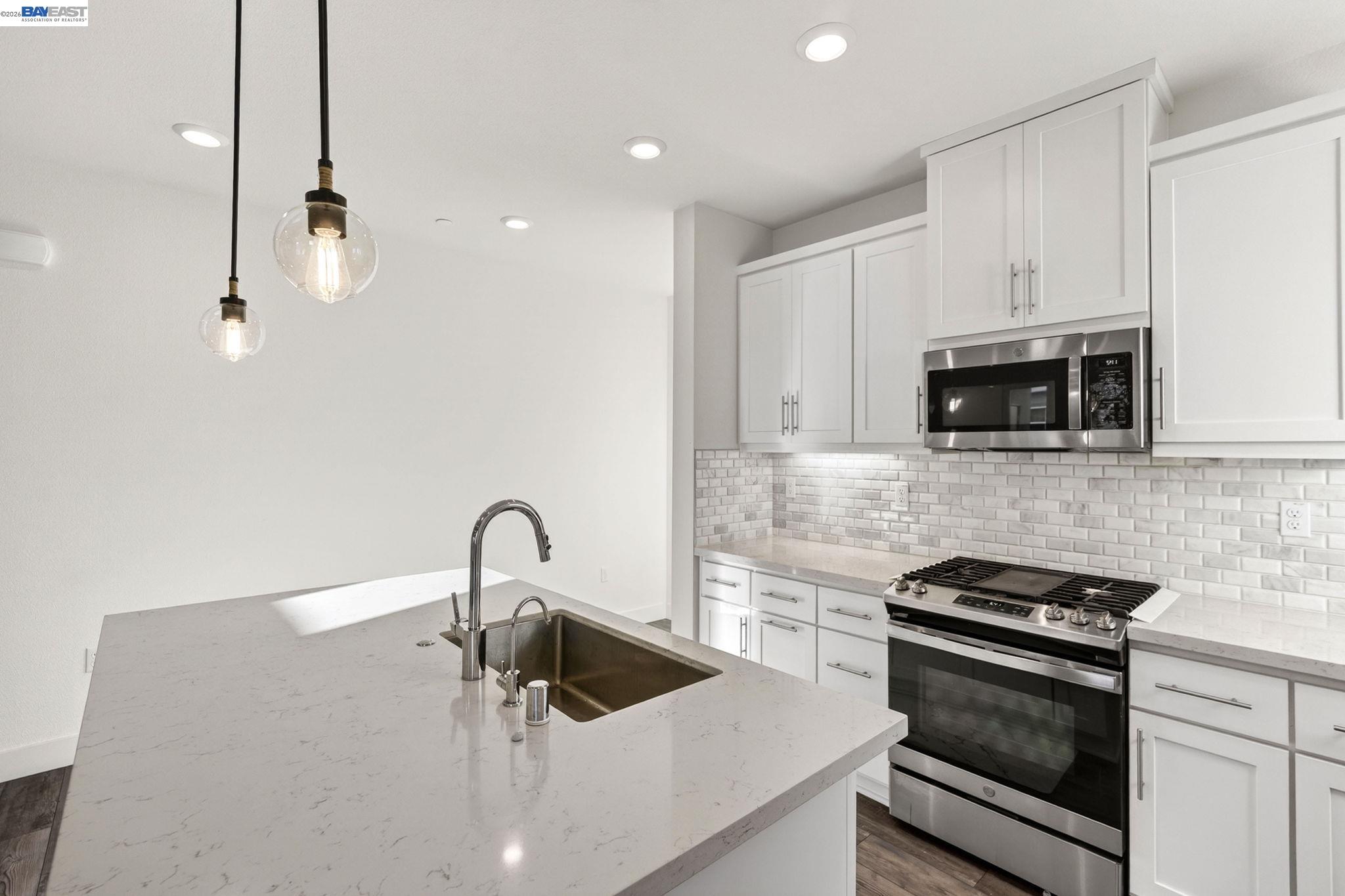 Detail Gallery Image 8 of 50 For 6065 Bullion Ln, Dublin,  CA 94568 - 3 Beds | 3/1 Baths