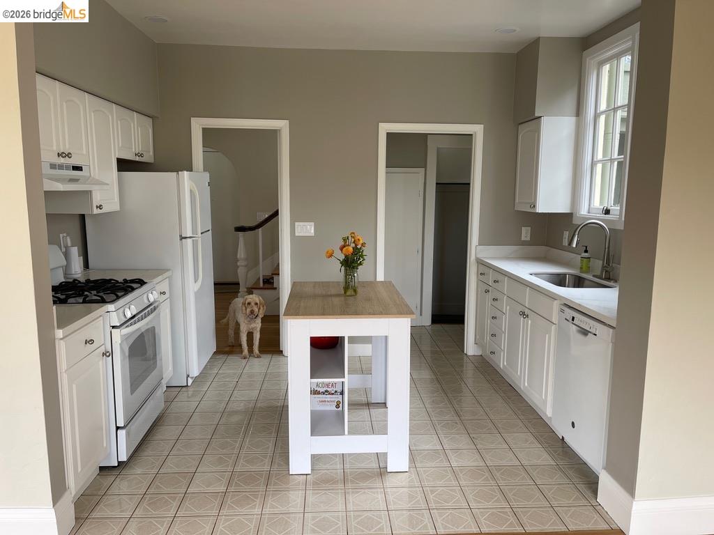 Detail Gallery Image 6 of 20 For 4209 Balfour, Oakland,  CA 94610-1749 - 4 Beds | 2/1 Baths