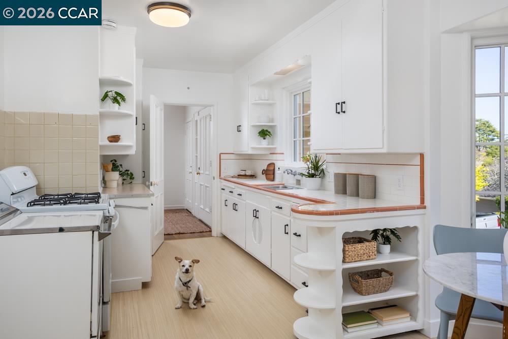 Detail Gallery Image 11 of 37 For 1040 Park Hills Rd, Berkeley,  CA 94708 - 4 Beds | 3 Baths